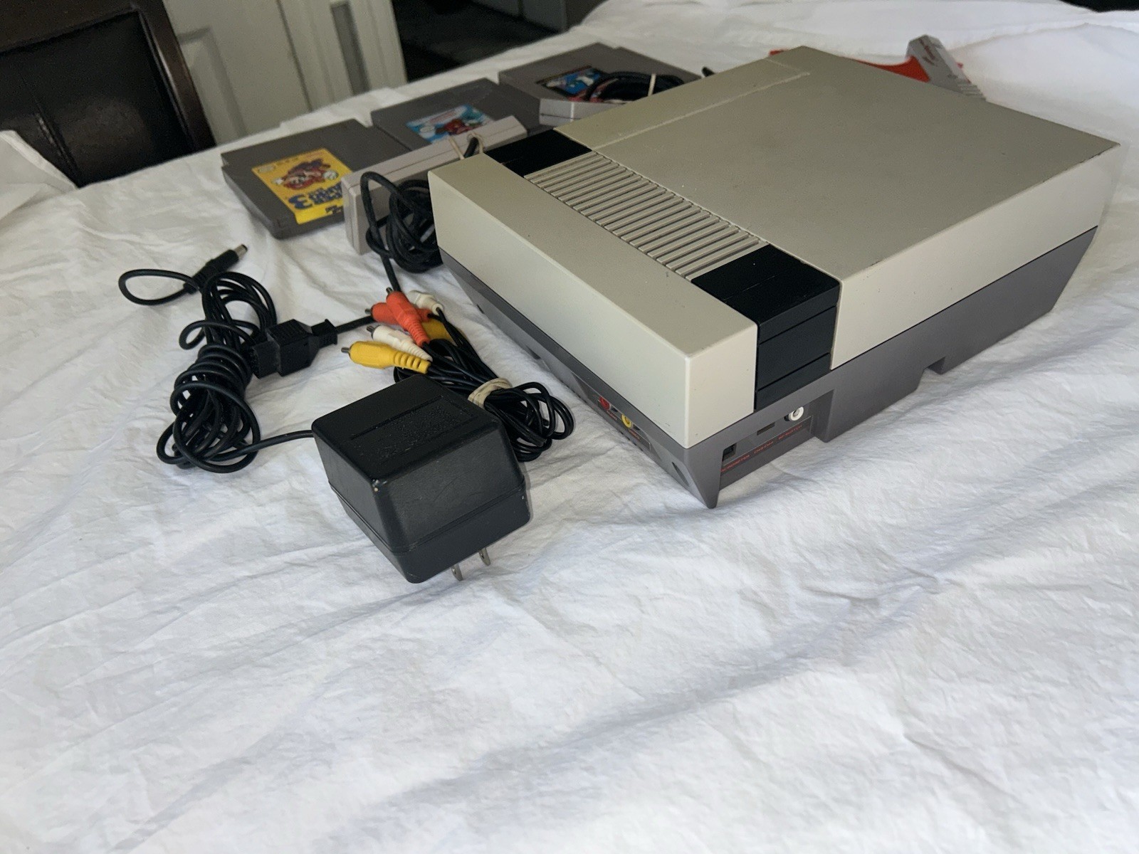 NES Console Bundle Super Mario Bros. 1,2,3 and 2 Controllers. Zapper Tested
