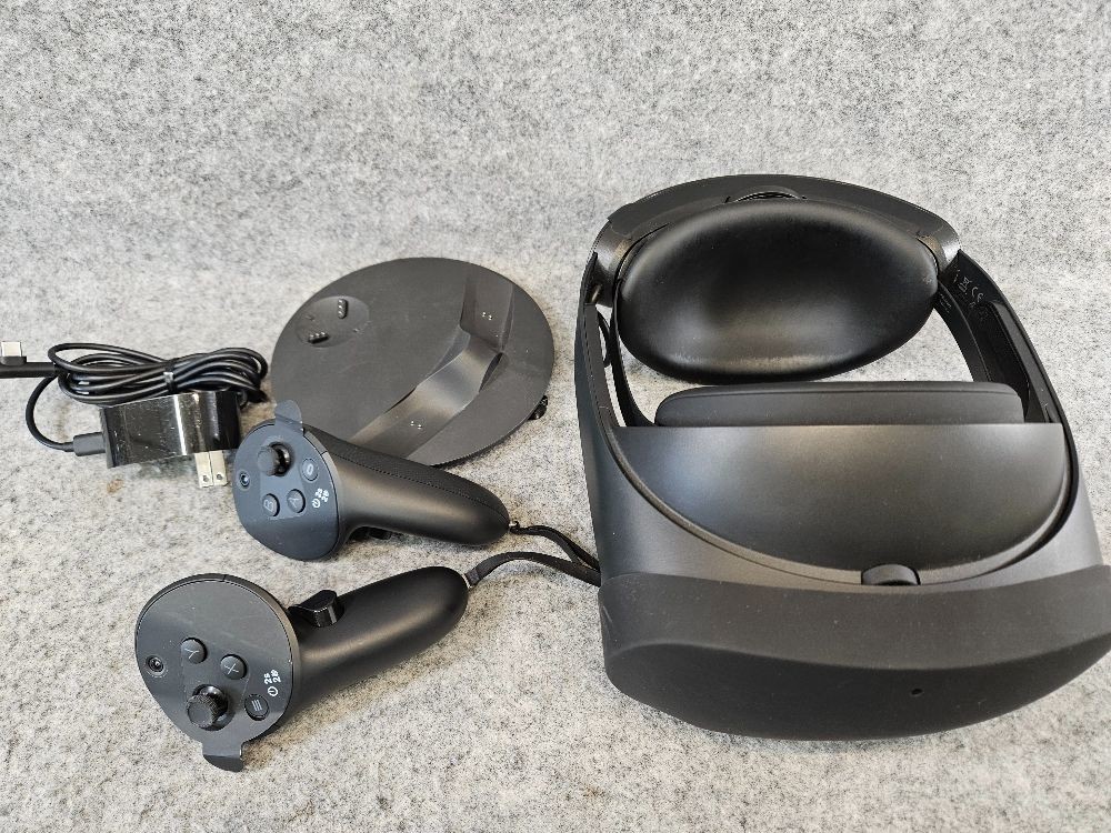 META QUEST PRO 2 CONTROLLERS AND CHARGING DOCK