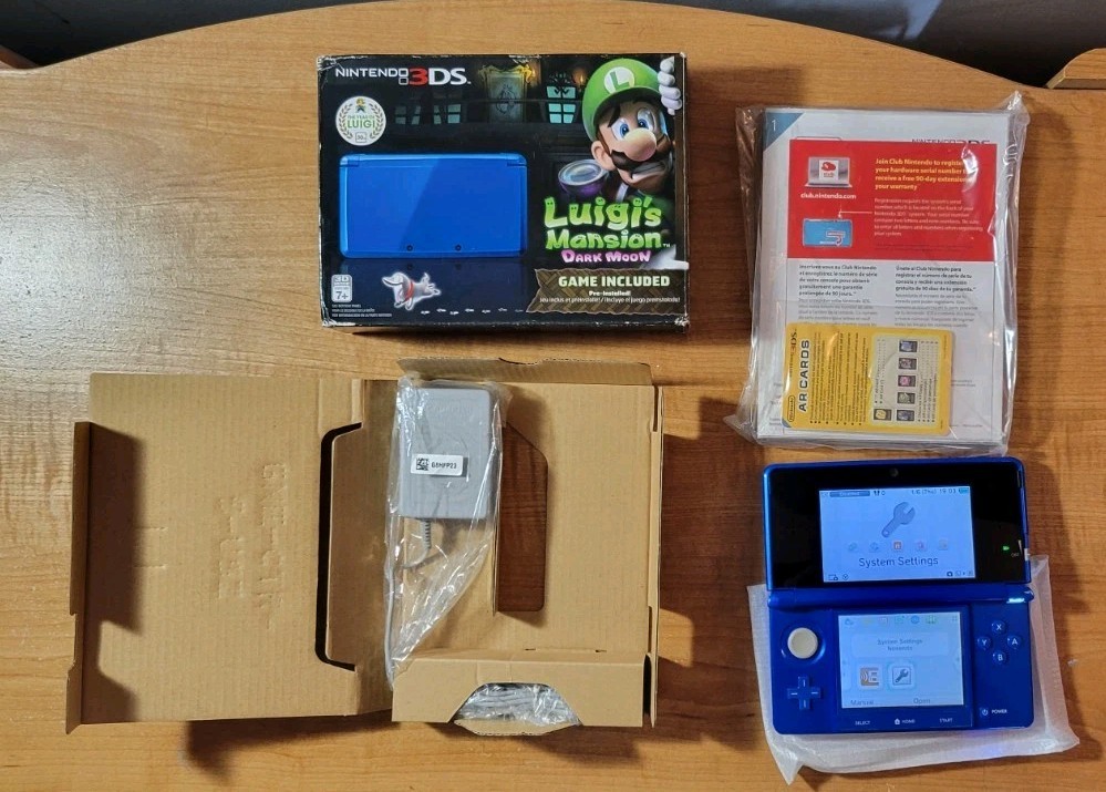 Nintendo 3DS Luigi’s Mansion: Dark Moon Cobalt Blue Console (Complete In Box)