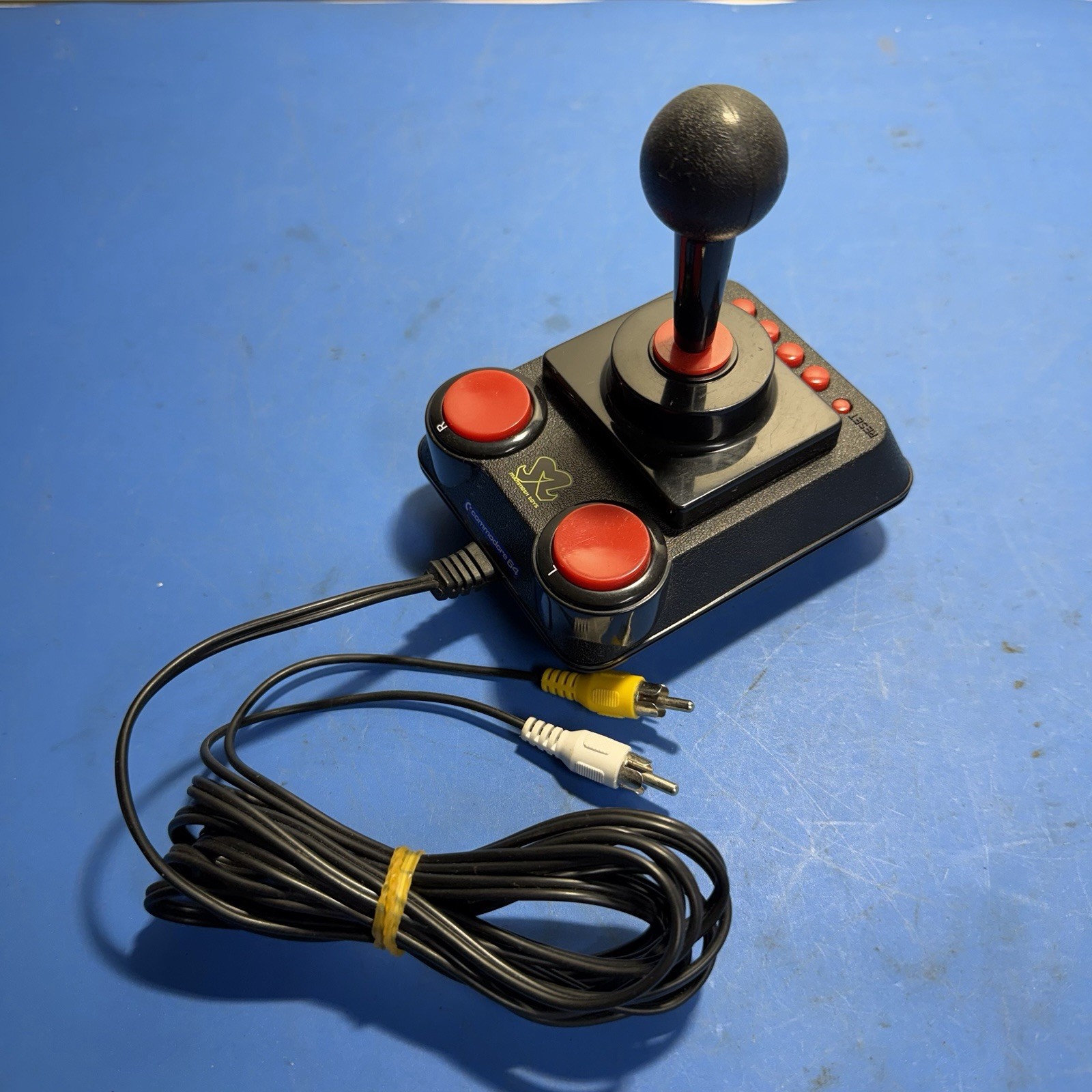2004 Mammoth Toys Commodore 64 C64 Plug & Play 30 Games Joystick Fully Tested