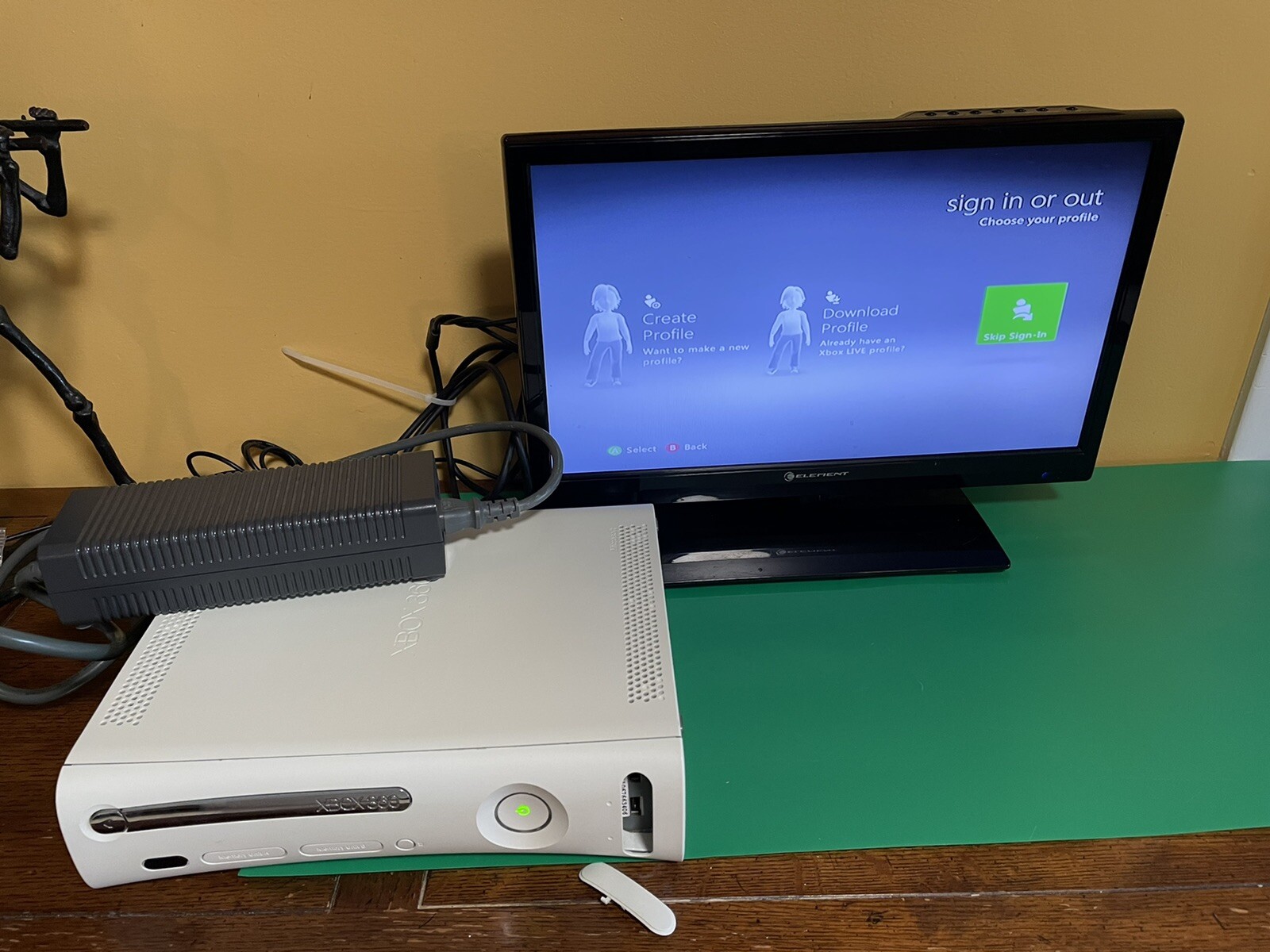Microsoft Xbox 360 Arcade Console AV Power HDMI Cord, AV Cord, 9 Games, TURNS ON