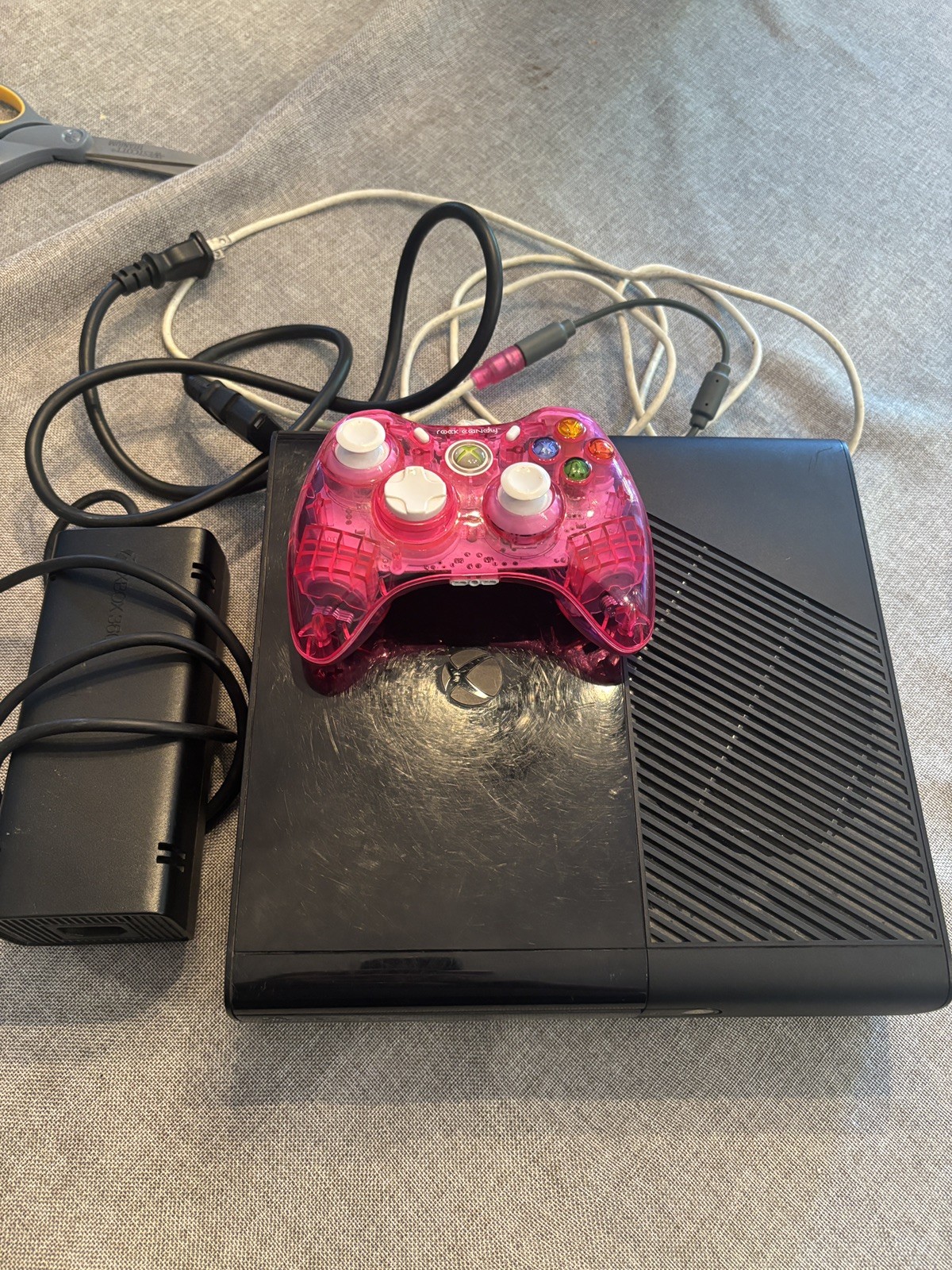 Xbox 360 E Console 4GB Black W/ Power Cord, Pink Controller, Cable, Tested Good