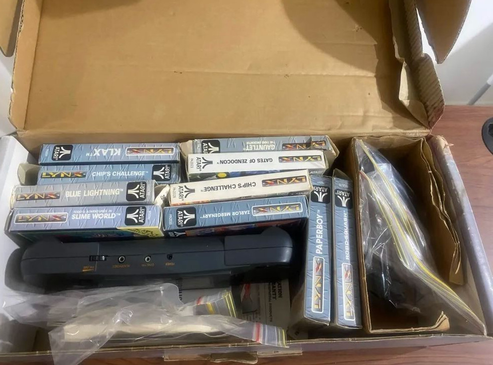 Atari Lynx 1 Console + 11 games/boxed (PAG-0201) **Parts/Repair** – See photos