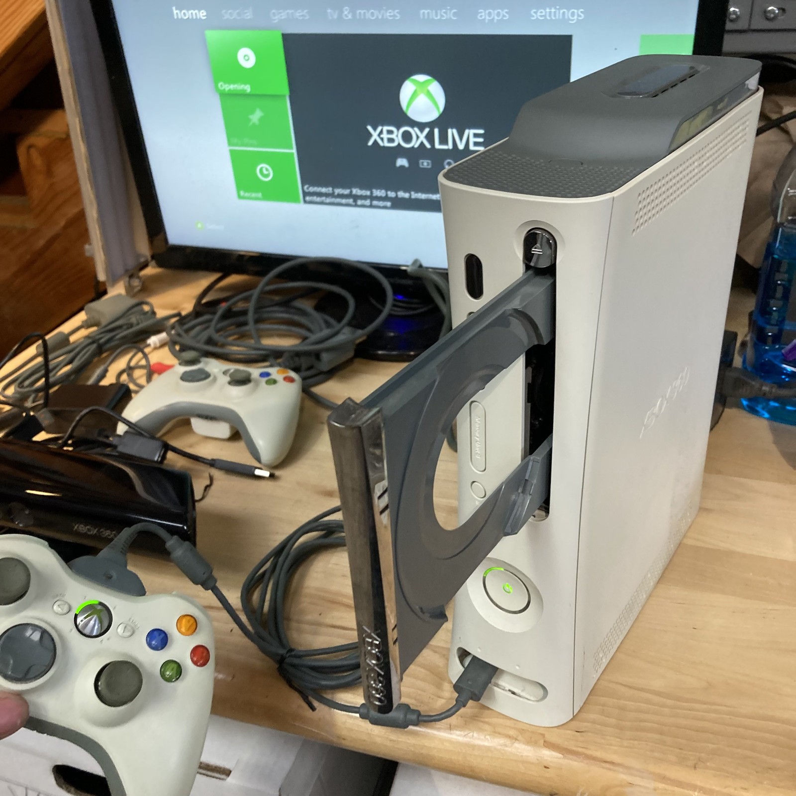 Microsoft Xbox 360 Console 2x Controllers Cords Kinect