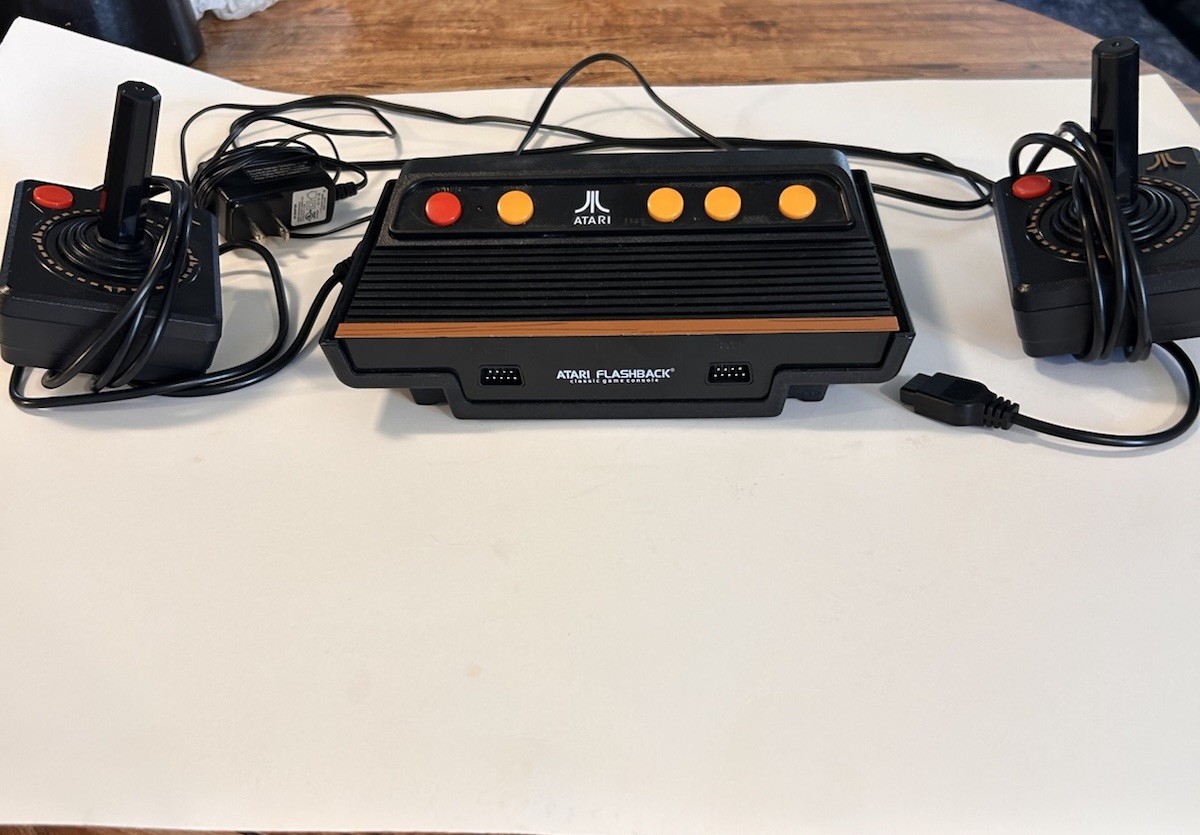 Atari Flashback 8 Classic Gaming Console W/105 Retro Games Preloaded 2 Joystk