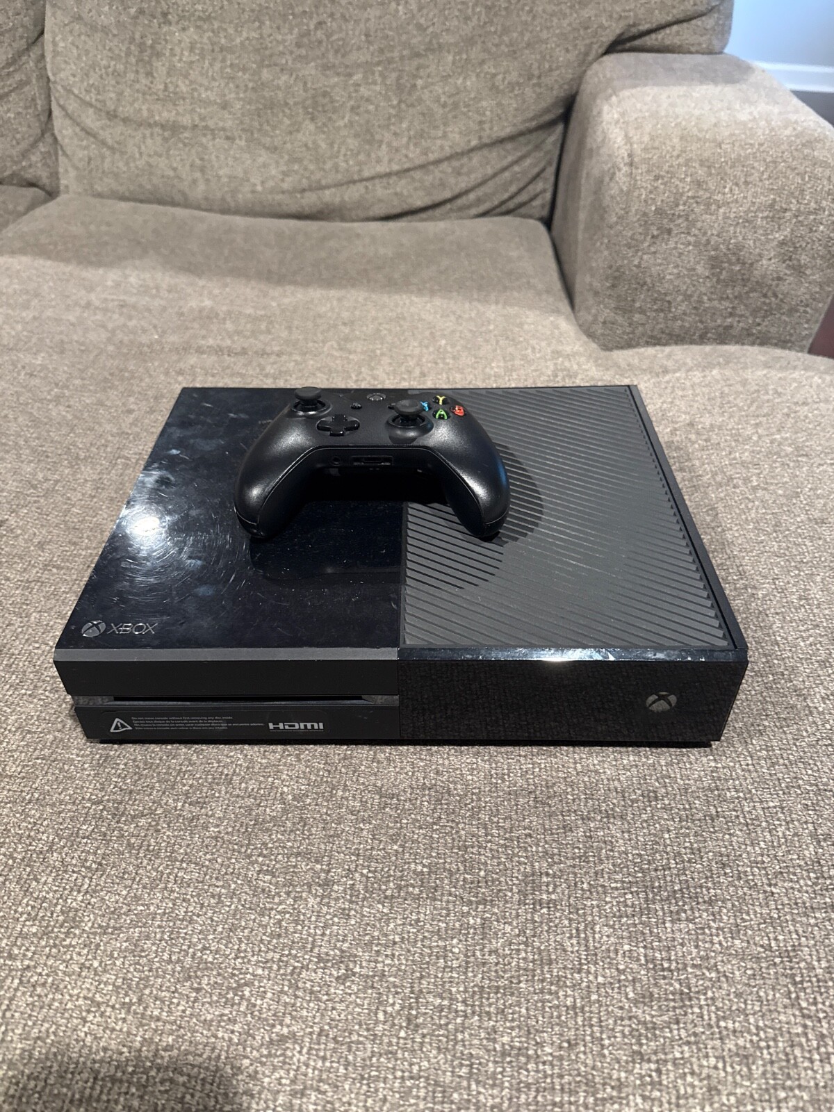 Microsoft Xbox One with Kinect 500GB Black Console with controller – 7UV-00077