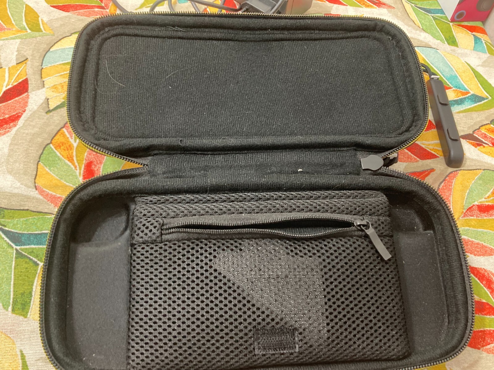 NINTENDO SWITCH GREEN AND RED – PORTABLE CONSOLE – ACCESSORIES + CASE.