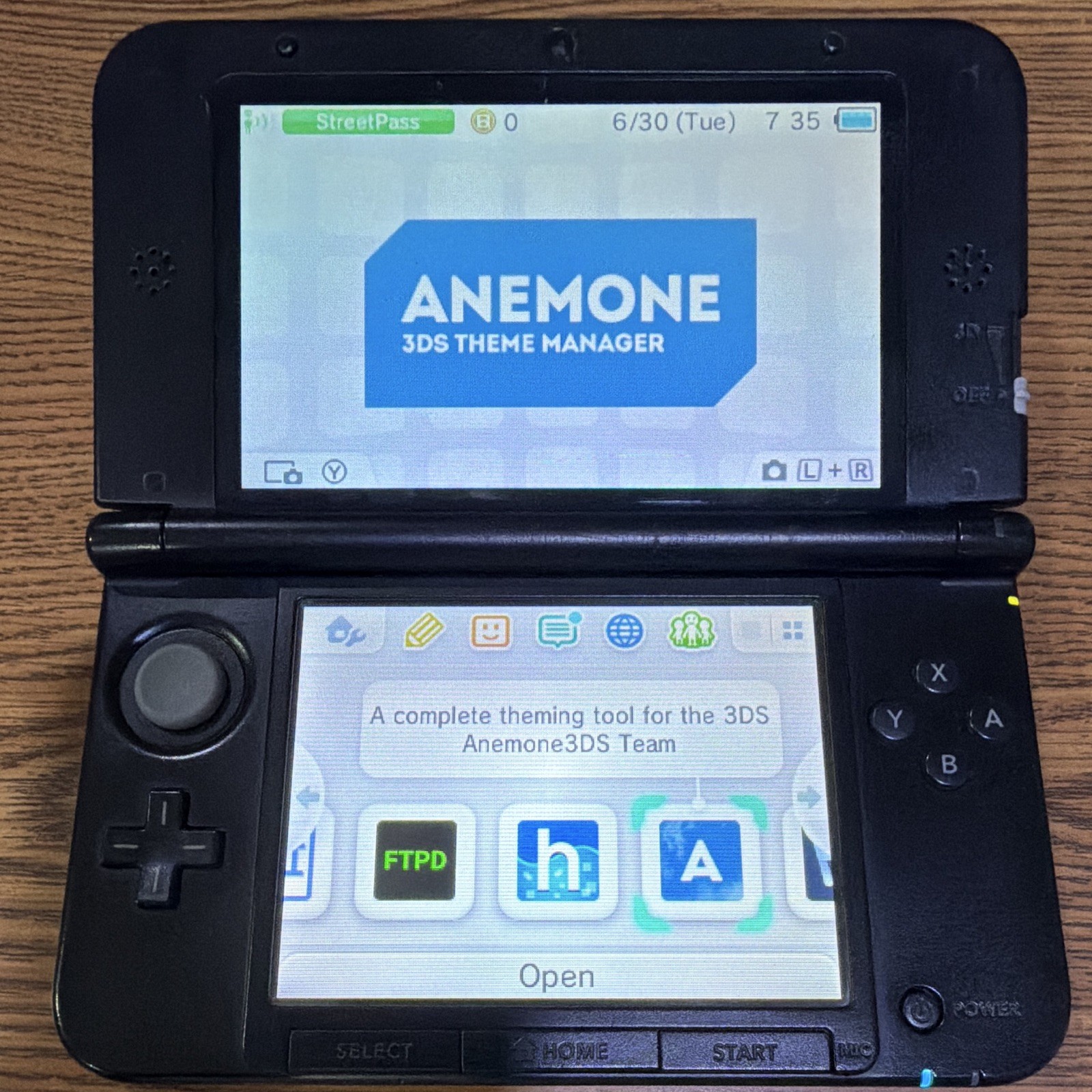 Nintendo 3DS LL XL Handheld Red/Black With 32GB And Charger [CFW]