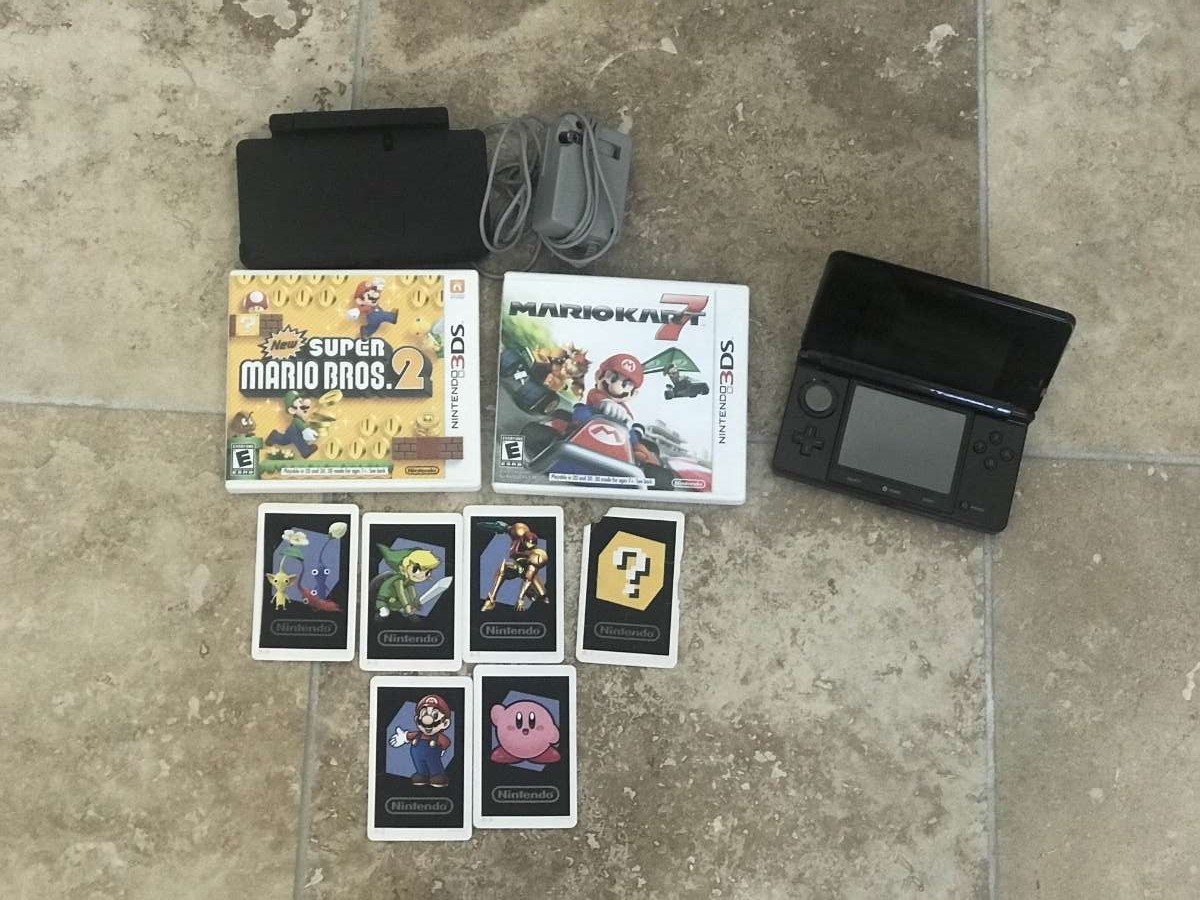 New Nintendo 3DS 2GB Handheld System – Cosmo Black