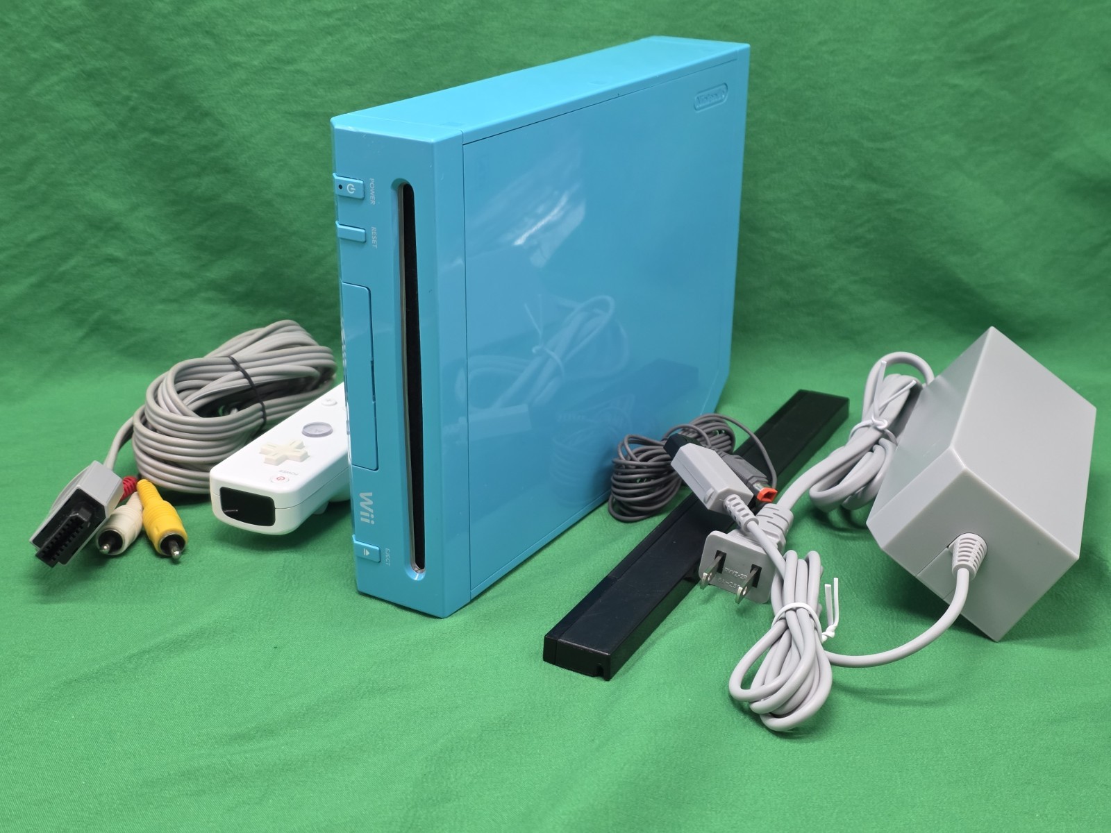 Nintendo Wii Blue Limited Edition RVL-101 (USA) Console With Cords And Remote