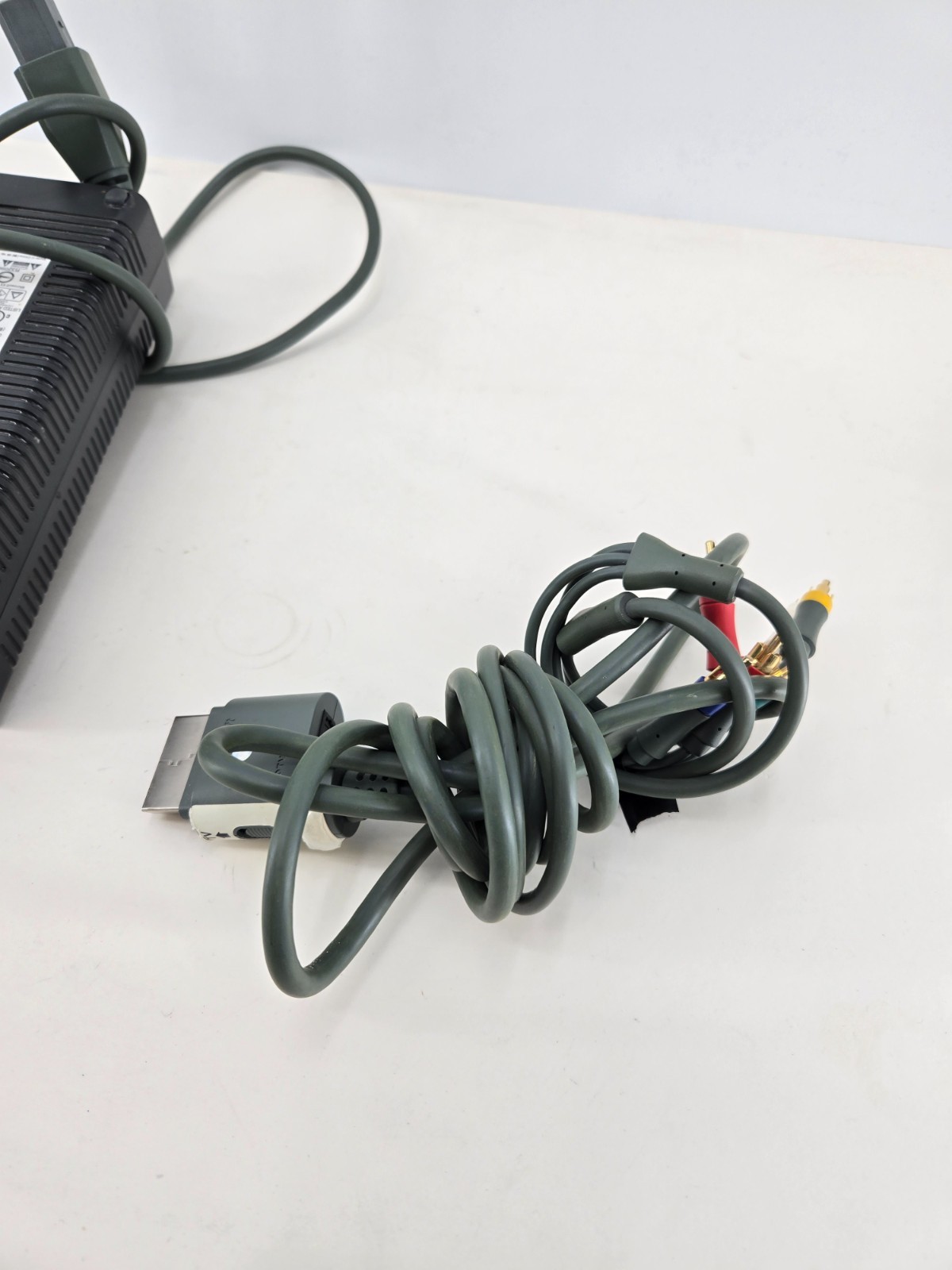 Microsoft Xbox 360 Console with 60GB HDD & Cords – Doesn’t read discs