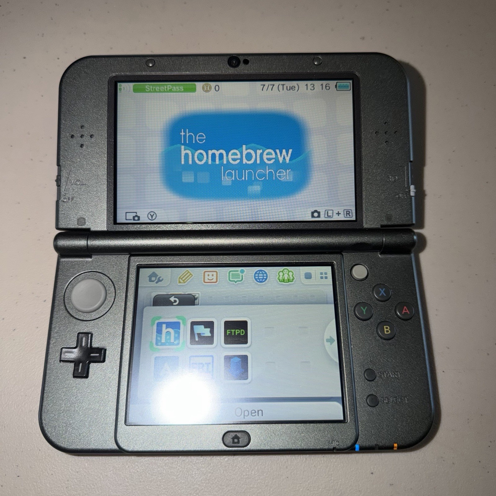 Nintendo New 3DS XL Black Handheld Console w/ Stylus & Charging Cable BOTTOM IPS