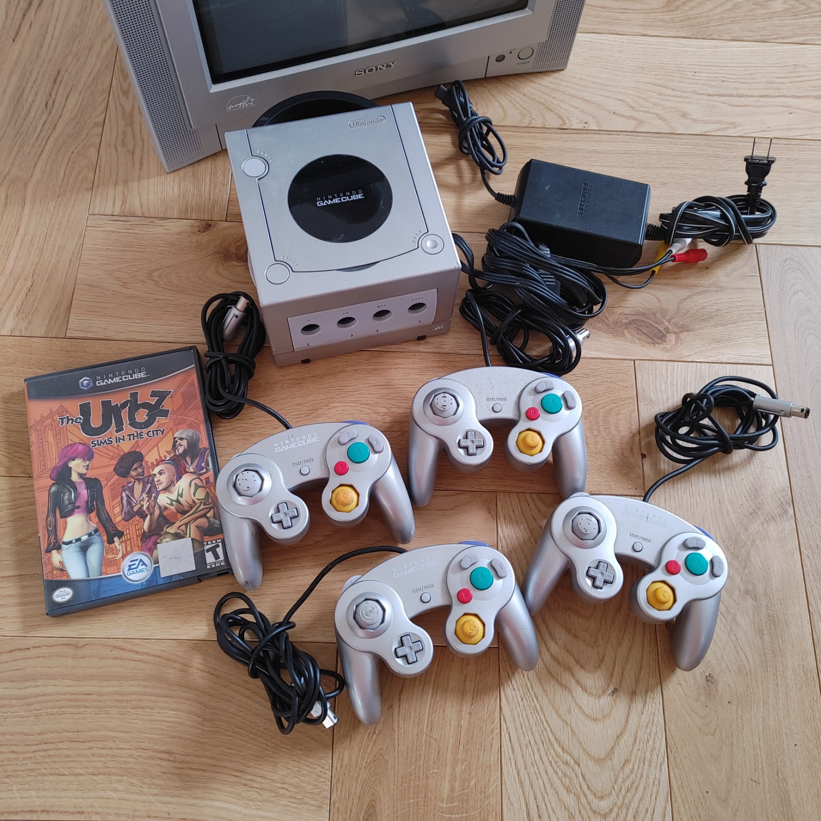 Nintendo GameCube Platinum Console With Game 4 controllers Cords Tested