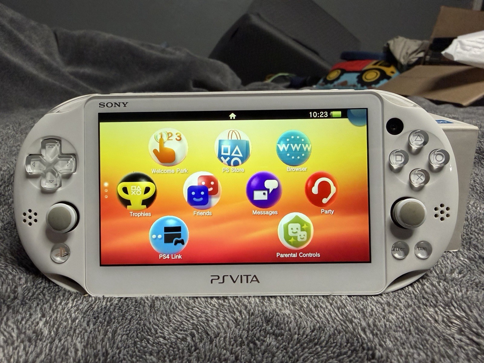 Sony PS Vita PCH-2000 ZA12 White Handheld System Wi-Fi 1GB NTSC-J CIB