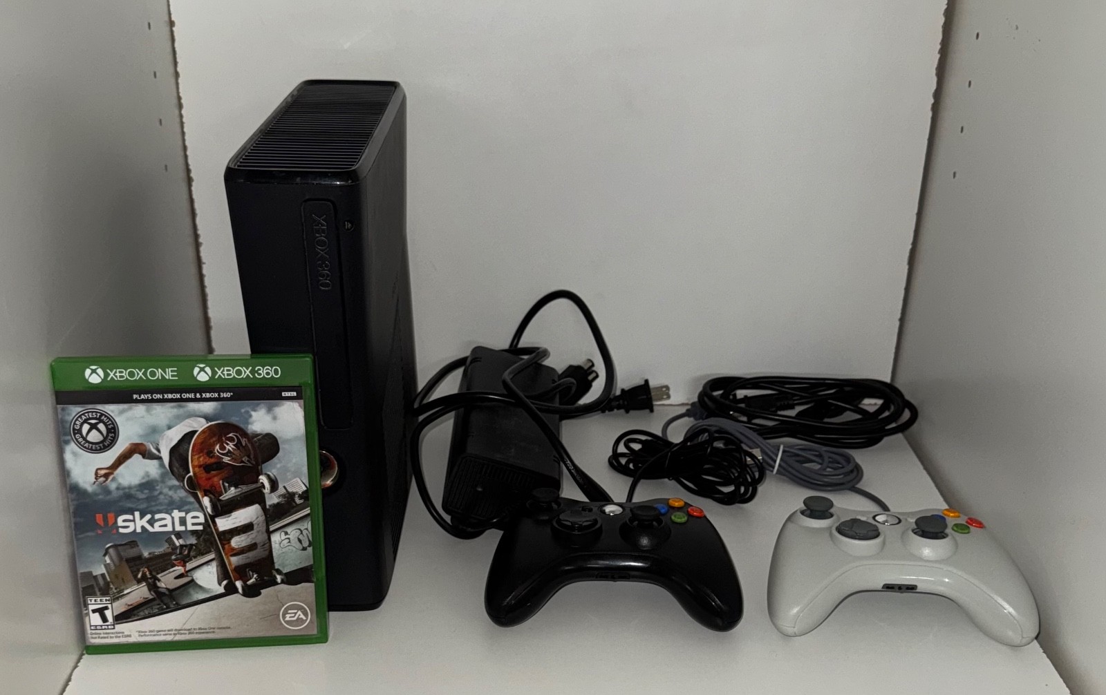 Working, Matt black Xbox 360 console with power cord game 2 controllers