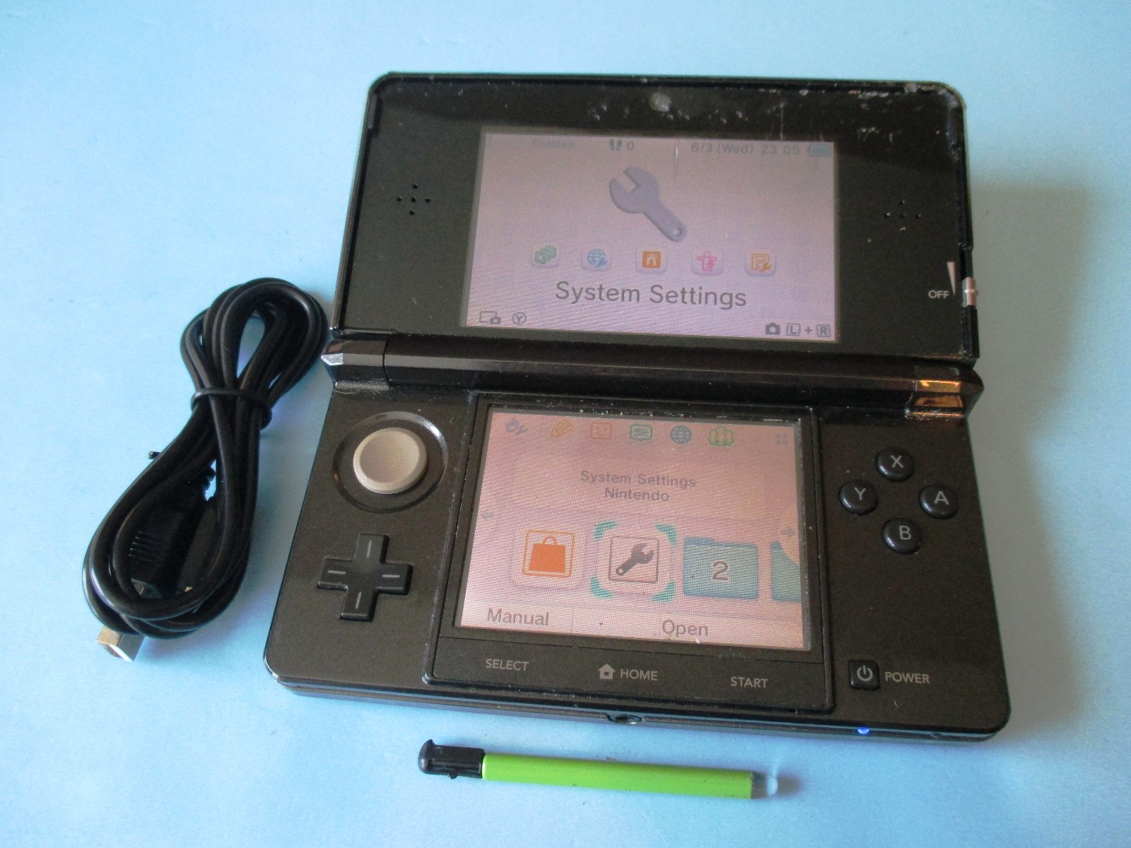 Nintendo 3DS Cosmo Black System Worn w/Charger FREE Shipping!