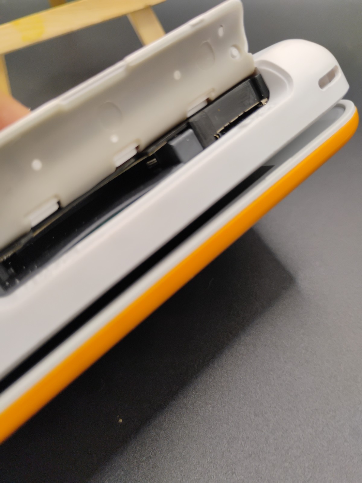 Nintendo 2DS XL White/Orange Console USED RIGHT BUMPER NOT WORKING READ DISCRIPT