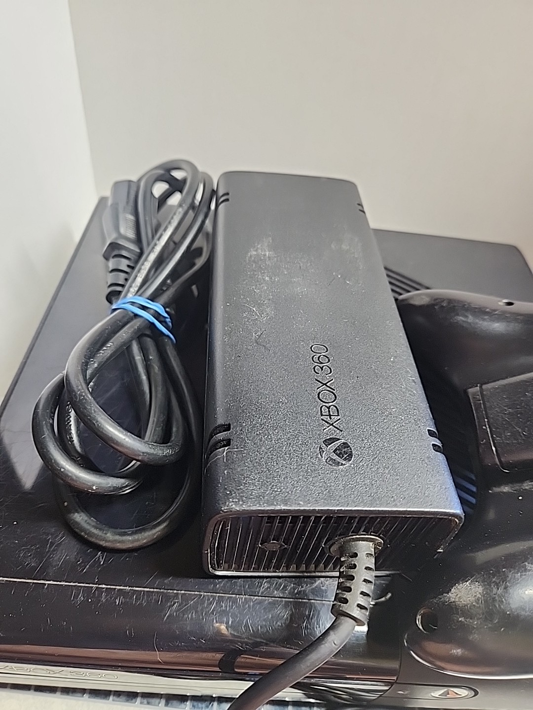 Microsoft Xbox 360 E Console W/HDD/Cords + Controller Glossy Black