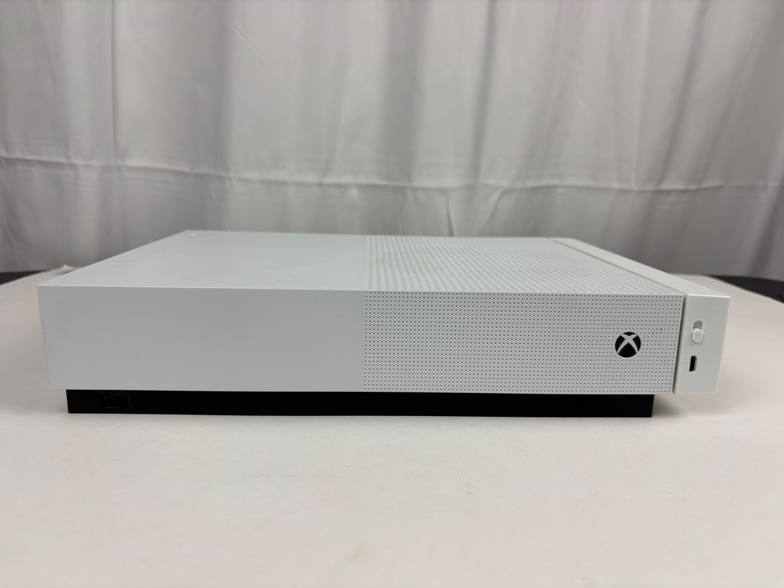 Microsoft Xbox One S 1TB All-Digital Edition Console – White – w/ Cords – READ