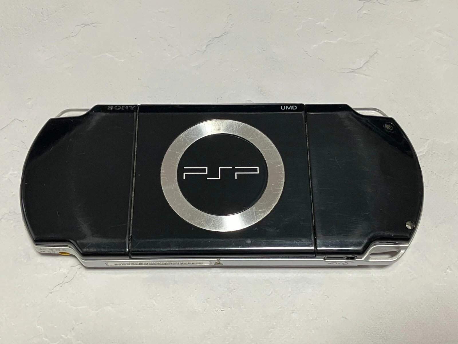 Sony PlayStation PSP 2000 Console with Charger Region Black/White/Pink 80-90%NEW