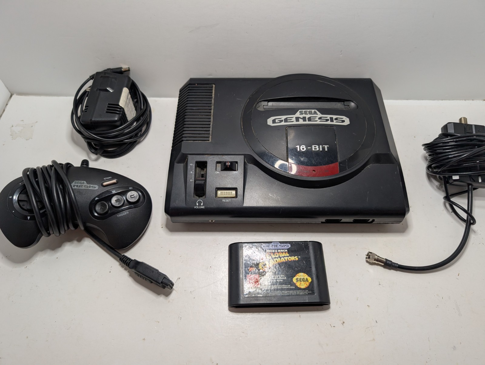 Sega Genesis 16-Bit 1601 Console Controller and Cables – TESTED With Global Glad