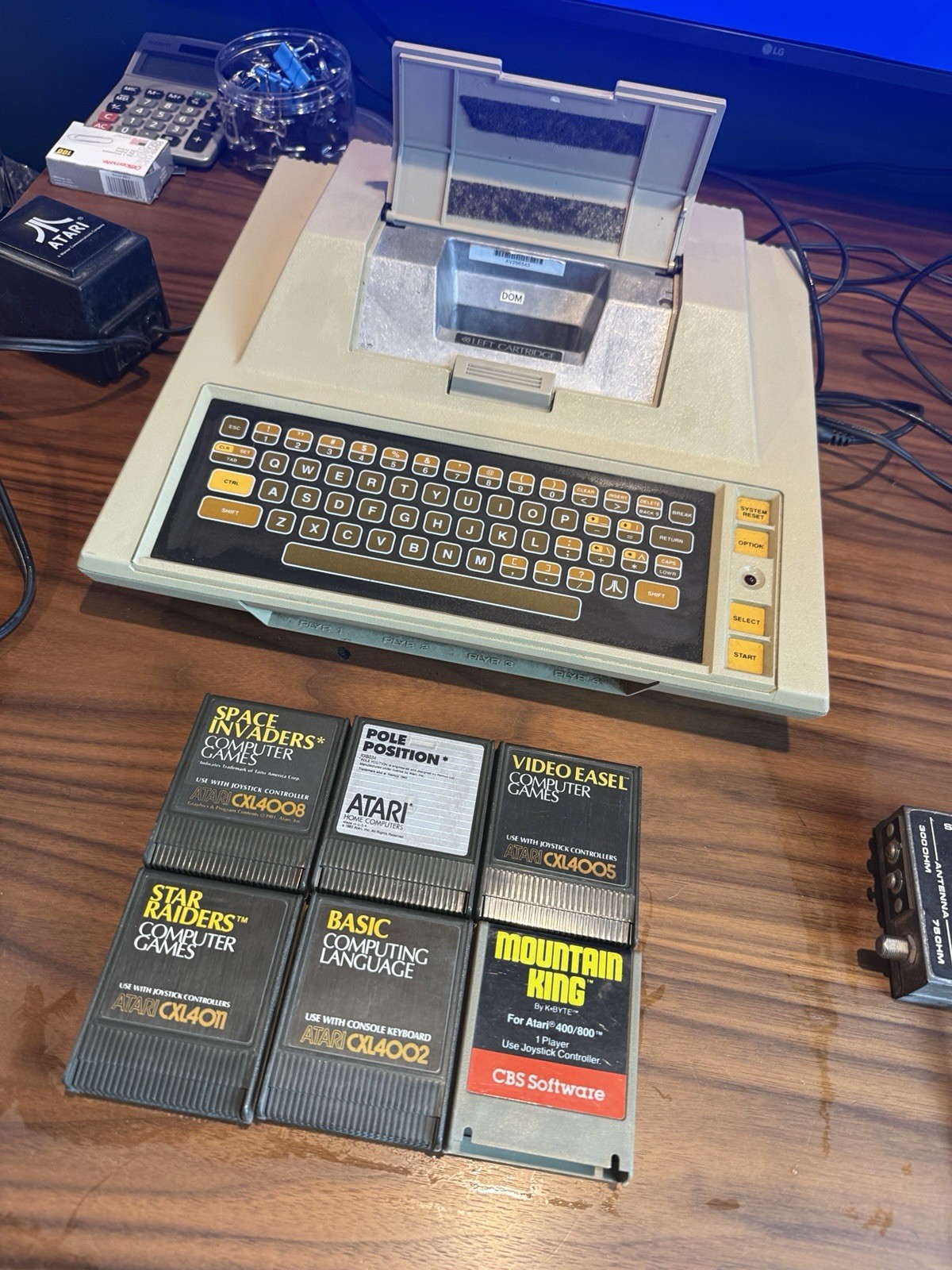 Atari 400 Computer System Console 1 original controllers 6 games powers on