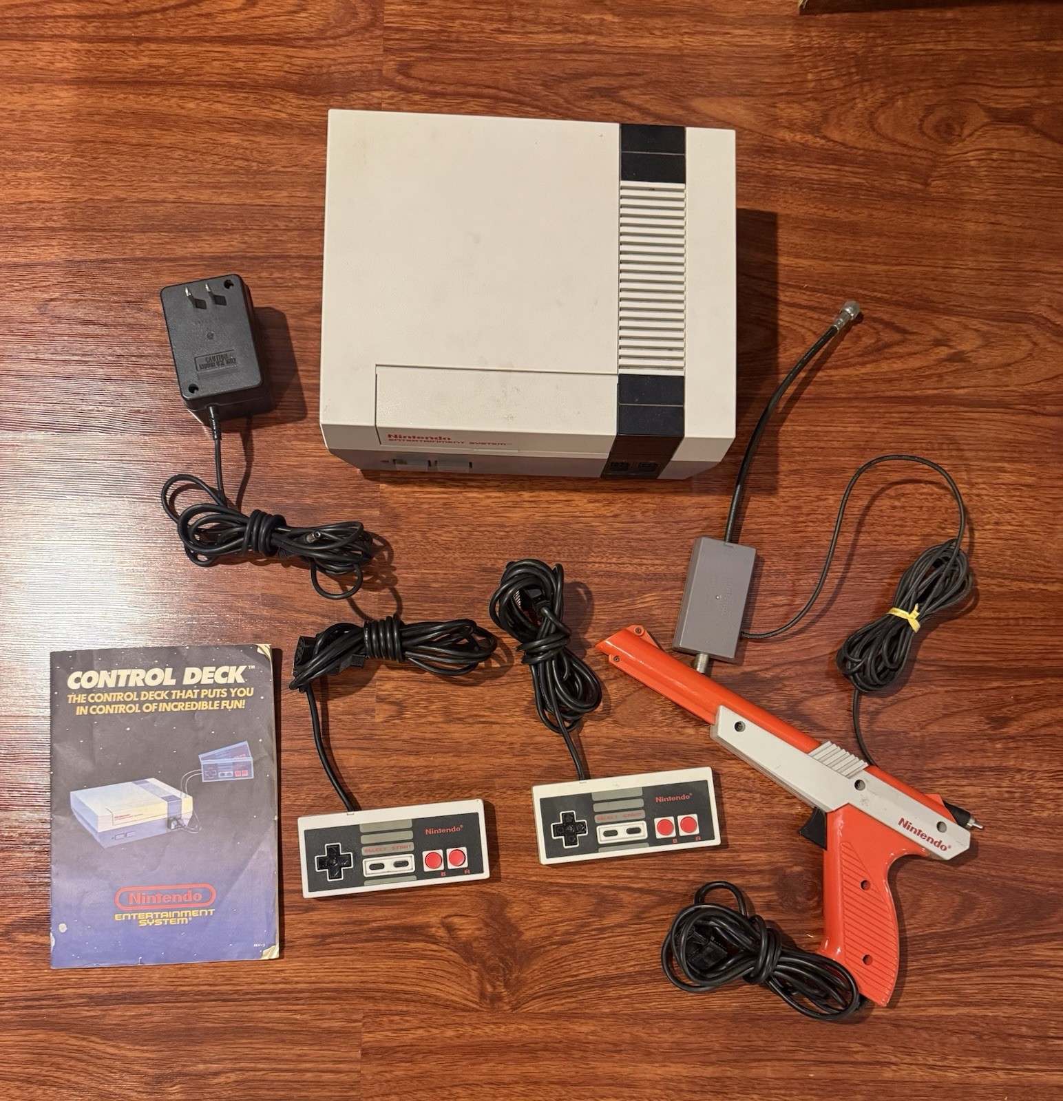Nintendo NES-001 Console Bundle Console, 2 Controllers, Zapper, Power Cord & RF