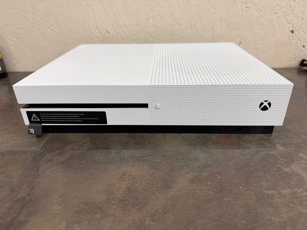 XBOX ONE S 500GB CONSOLE 1681 W/ 1 CONTROLLER & CABLES – TESTED (WBP018230)