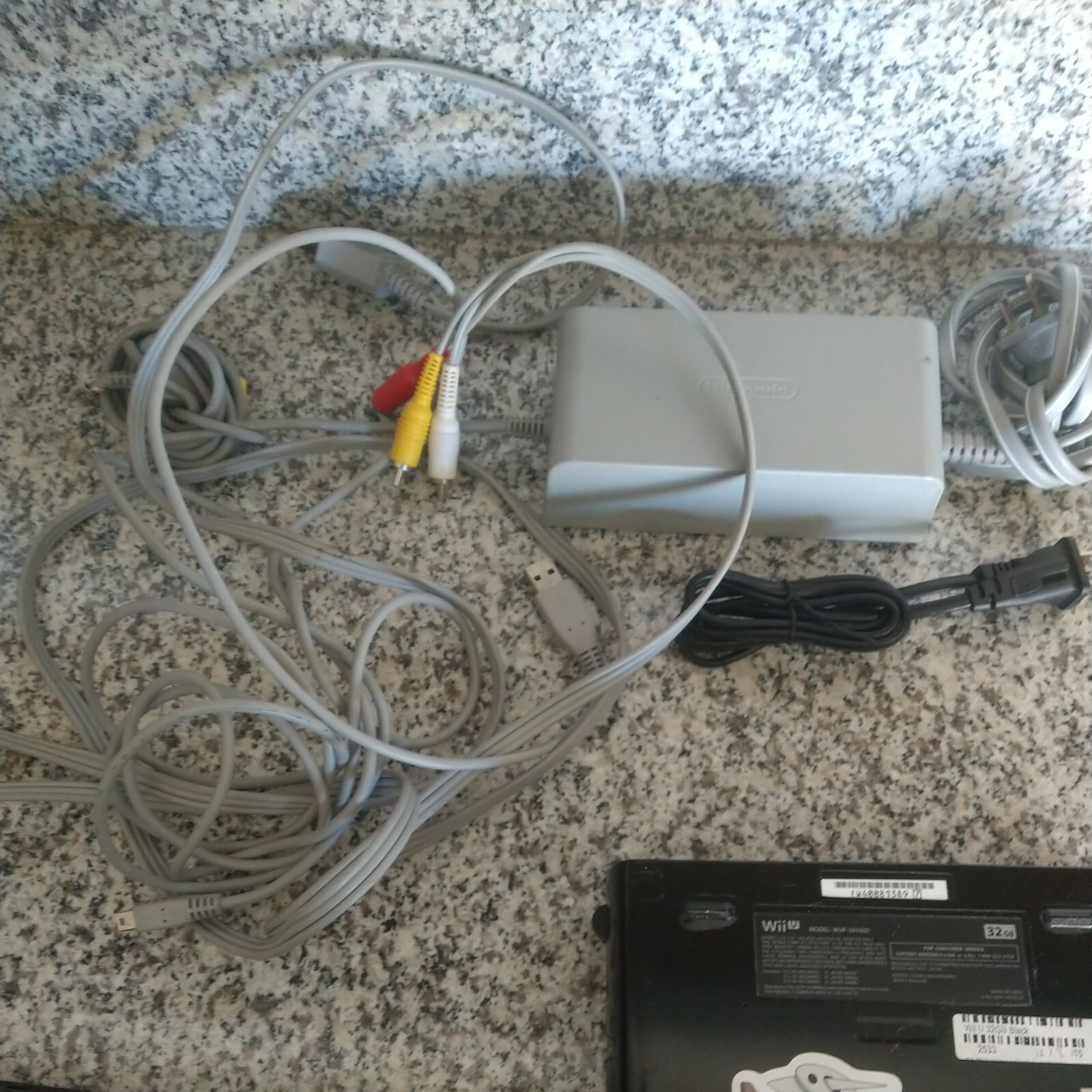 Nintendo Wii U Console 32GB Bundle + Wii U Game Pad & Power Cords 2 games