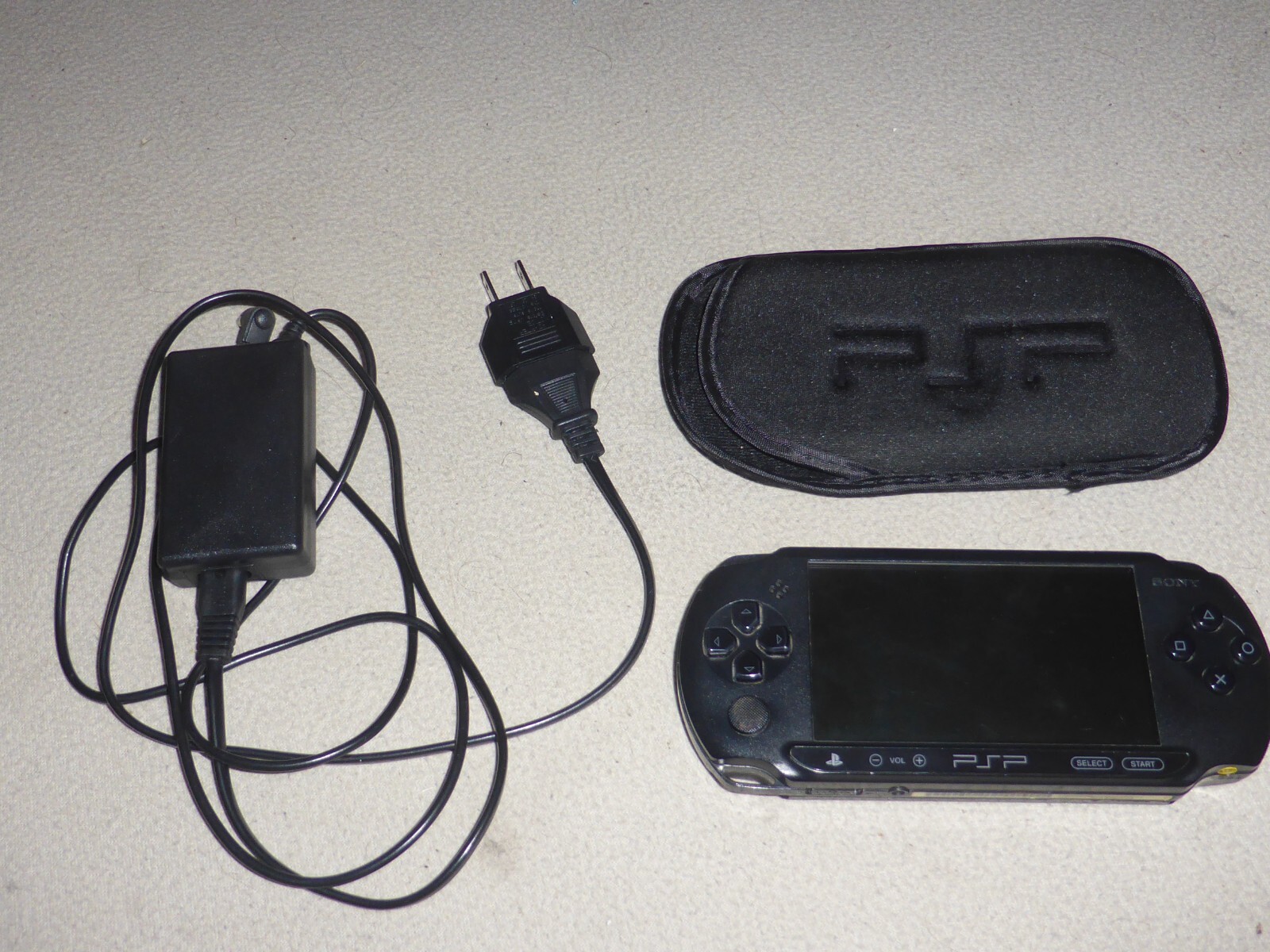 BLACK PLAYSTATION PORTABLE PSP-E1003 2A SYSTEM HANDHELD W CASE & CHARGER