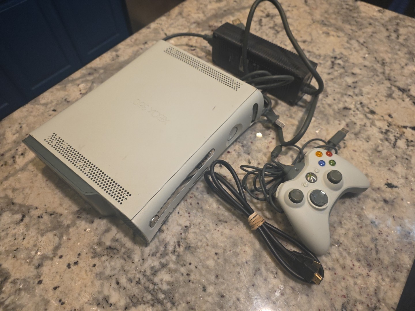 *DISC READER IS BROKEN* White Microsoft Xbox 360 60GB + 1 Controller