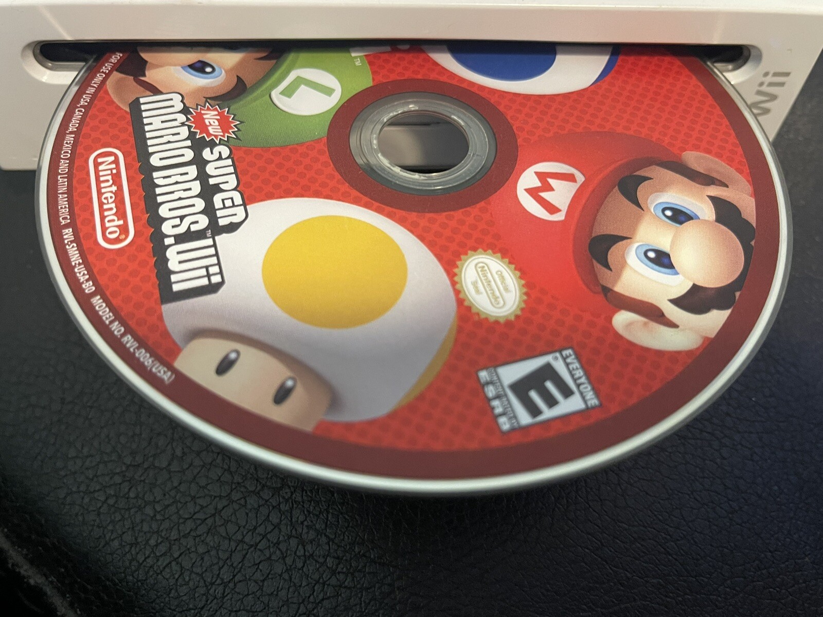 Nintendo Wii Console & Wires w/ New Super Mario Game Disc *Gamecube Compatible*