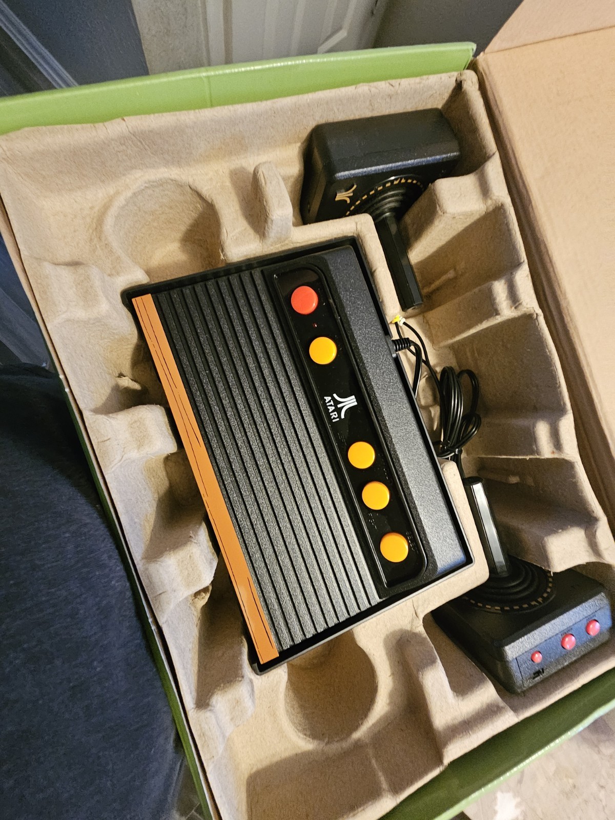 Atari Flashabck 7 Game Console with 2 Inalambric Controllers