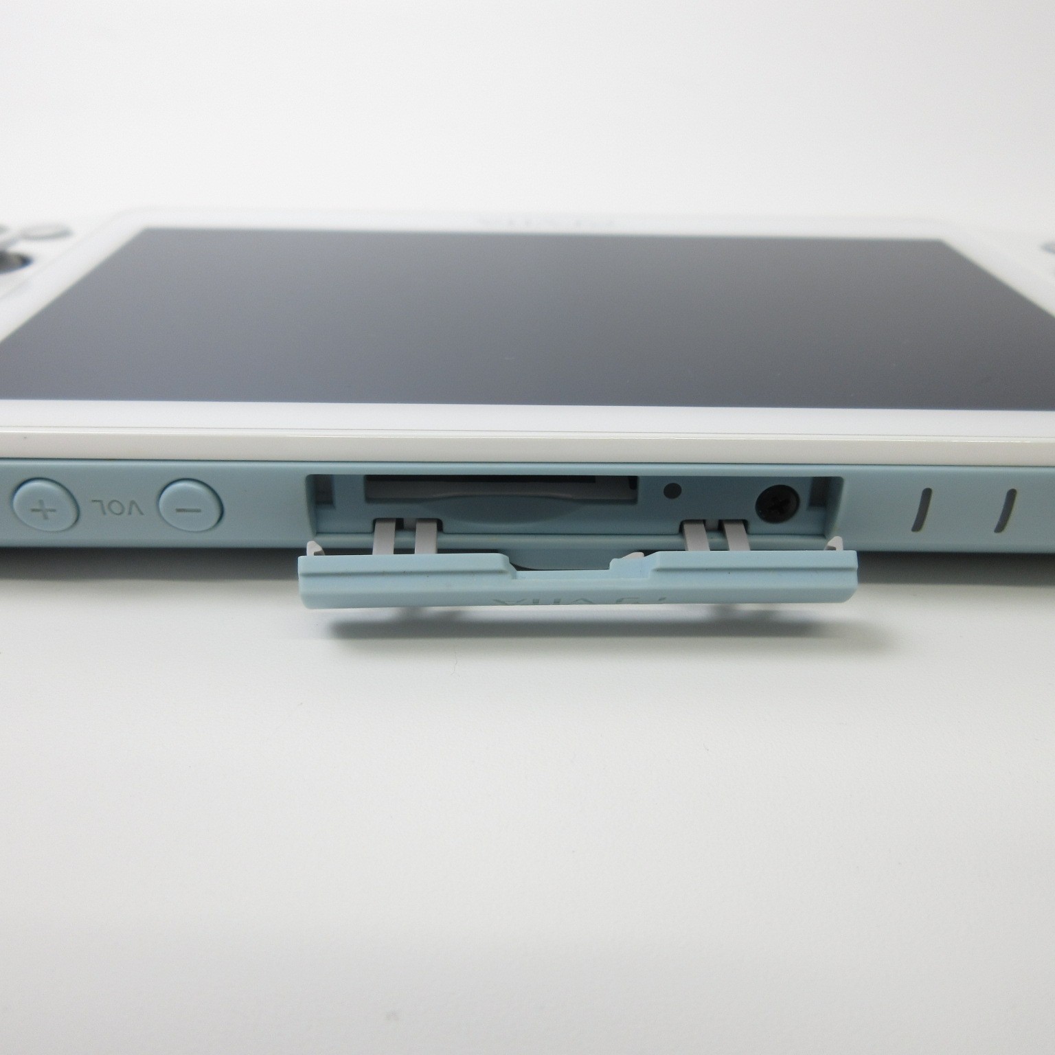 【Near Mint】Sony PS Vita PCH-2000 Light Blue / White Wi-Fi Model Console only #NE