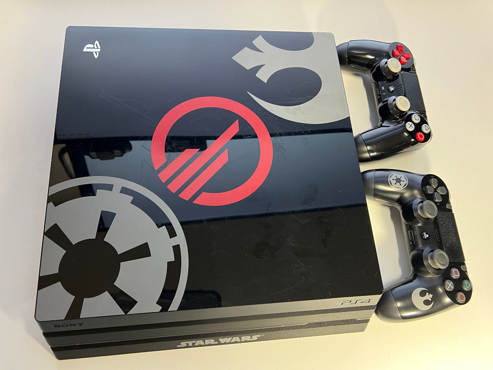 Star Wars Battlefront 2 Limited Edition PS4 Pro, 2 branded controllers, 3 games