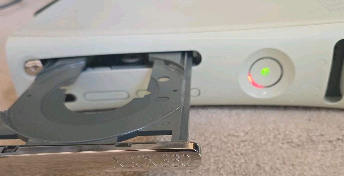 Microsoft Xbox 360 White Console 3 Red Lights Disc Tray Works READ