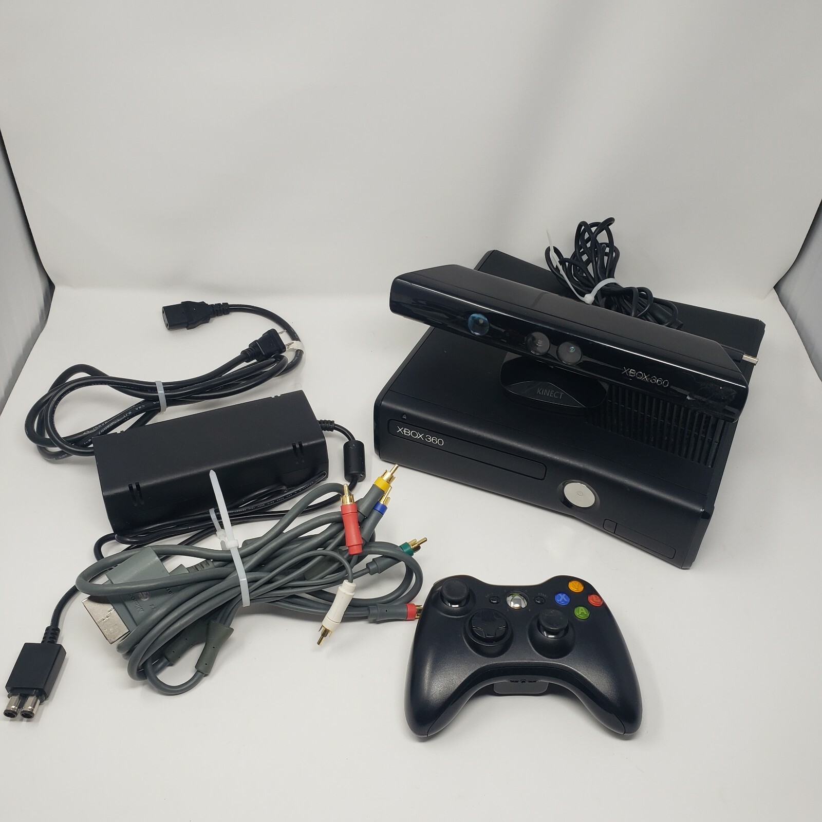 Kinect Xbox 360 S Bundle Video Game Console System MODEL 1439 4GB USA/CANADA