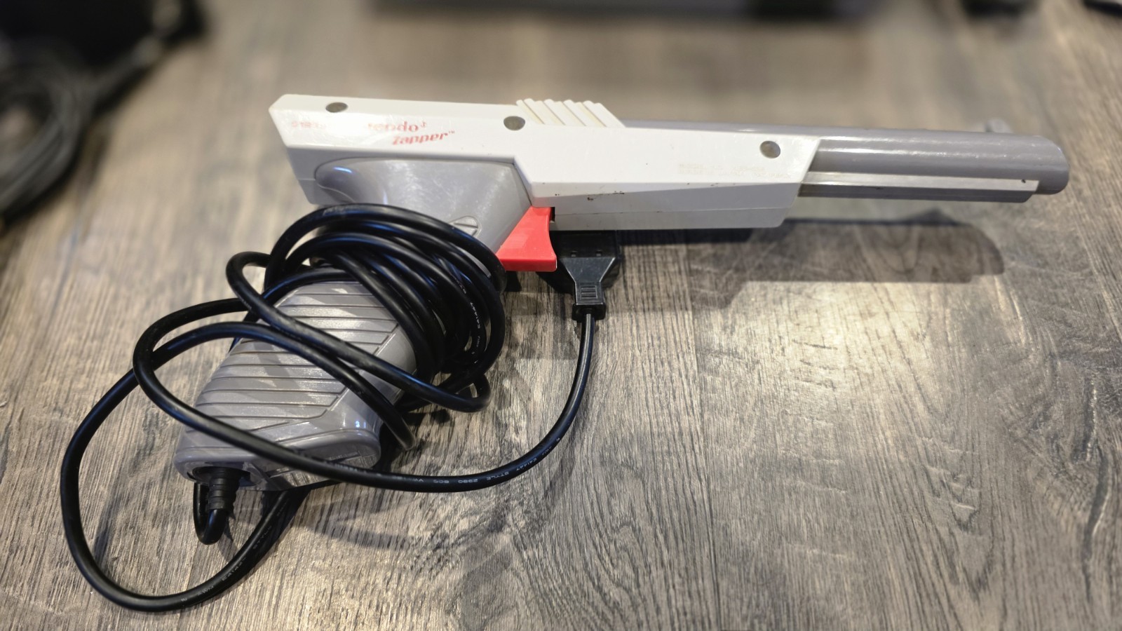 Nintendo NES System Gray w/ 2 Controllers, Zapper Light Gun, AV/Power, and Game!
