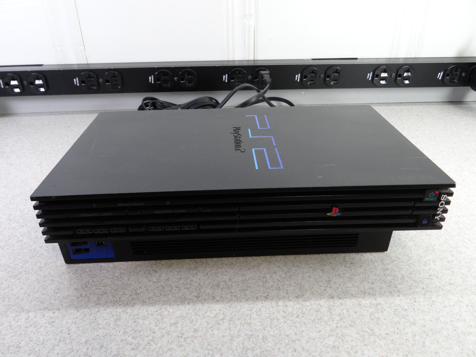 Sony PlayStation 2 SCPH-39001 Console & Cables *works w/issue