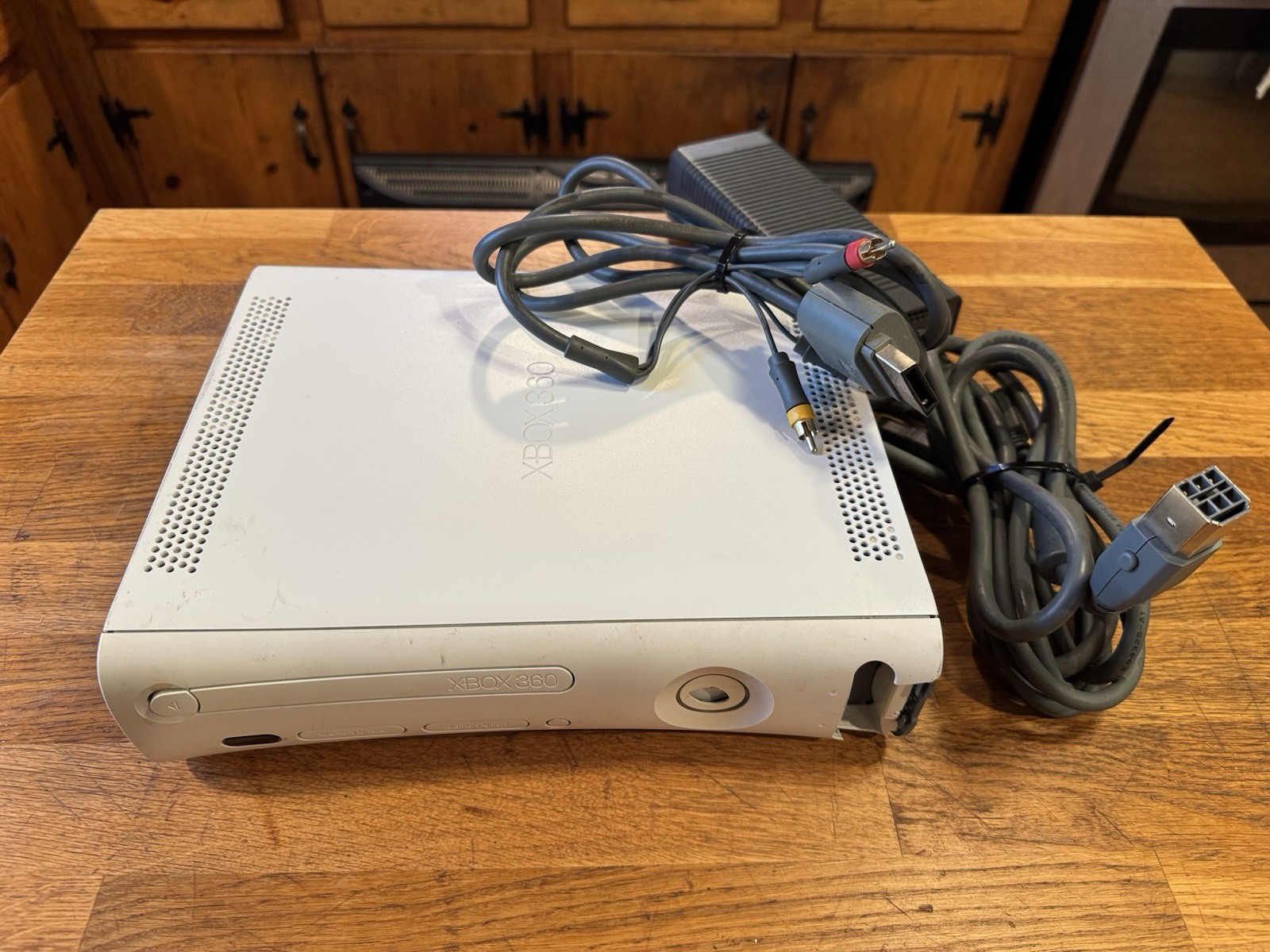 Microsoft Xbox 360 White Console w/ Power / AV Cable – Cracked Face Works Tested