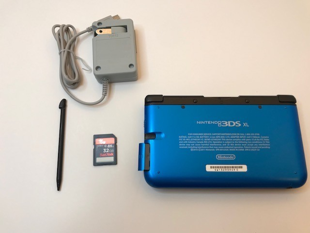 Nintendo 3DS XL Blue/Black Tested New Battery 32GB SD Card Charger Stylus