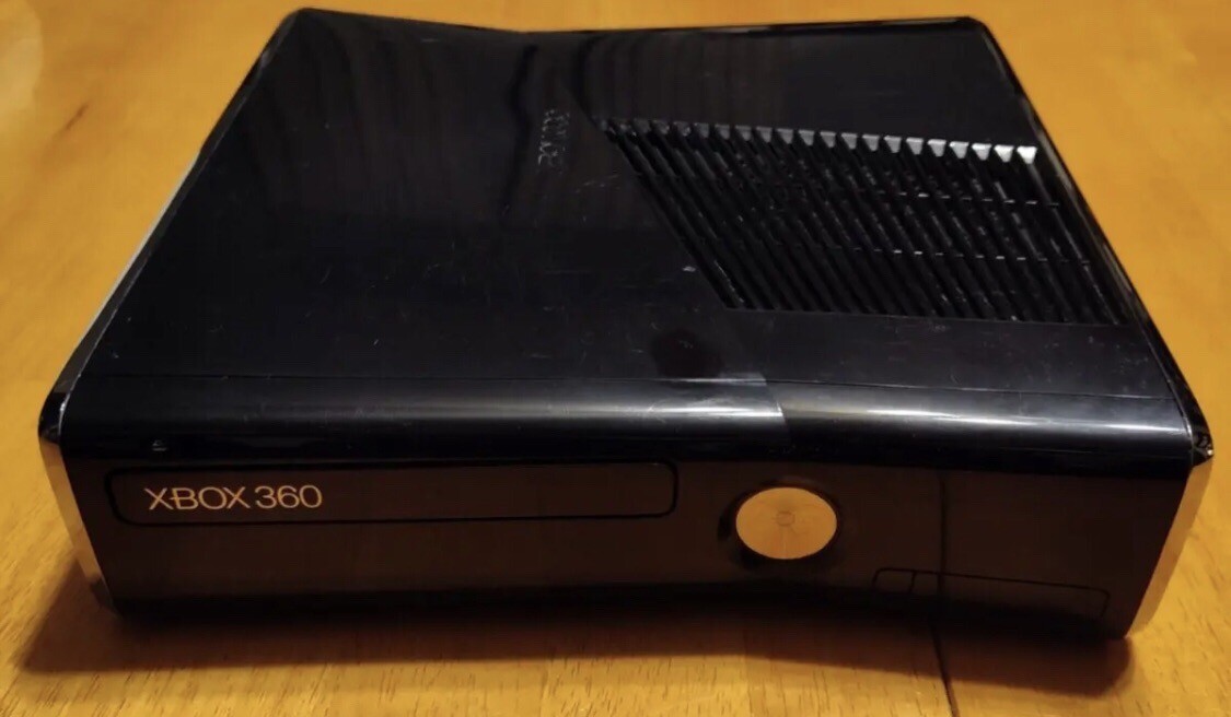 Xbox 360 S Glossy Black Console Bundle w/ Kinect 2 Controllers Works Great