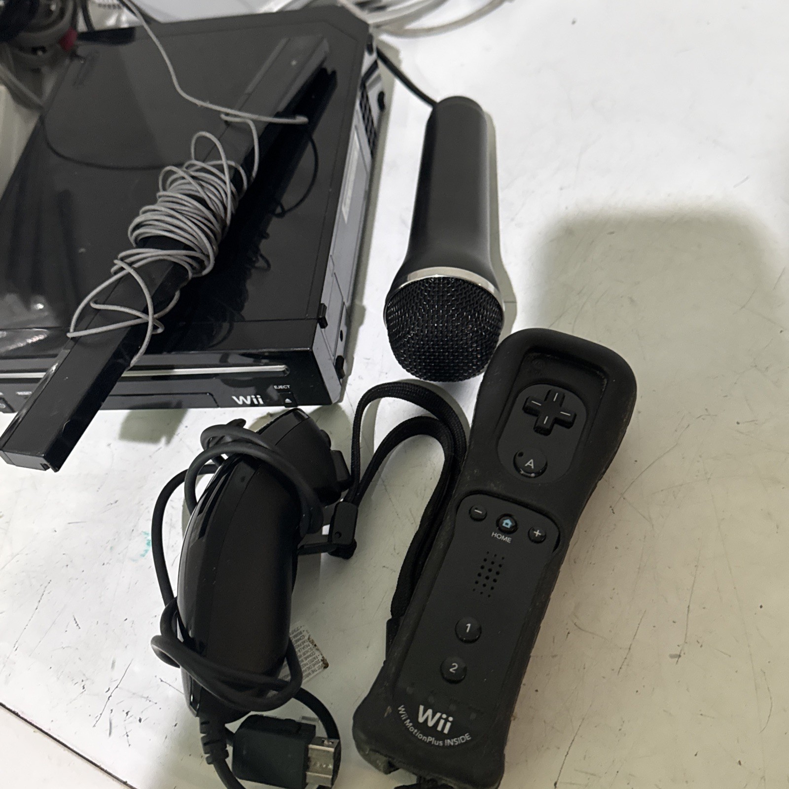 Wii Console Bundle 12 Games 1 Numb-chuck, Remote, Microphone Works Great Black