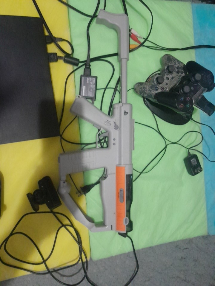 Sony PS3 Slim 320GB, 2 DS Controls/charger, MOVE Motion Gun/remote/cam, 8 Games