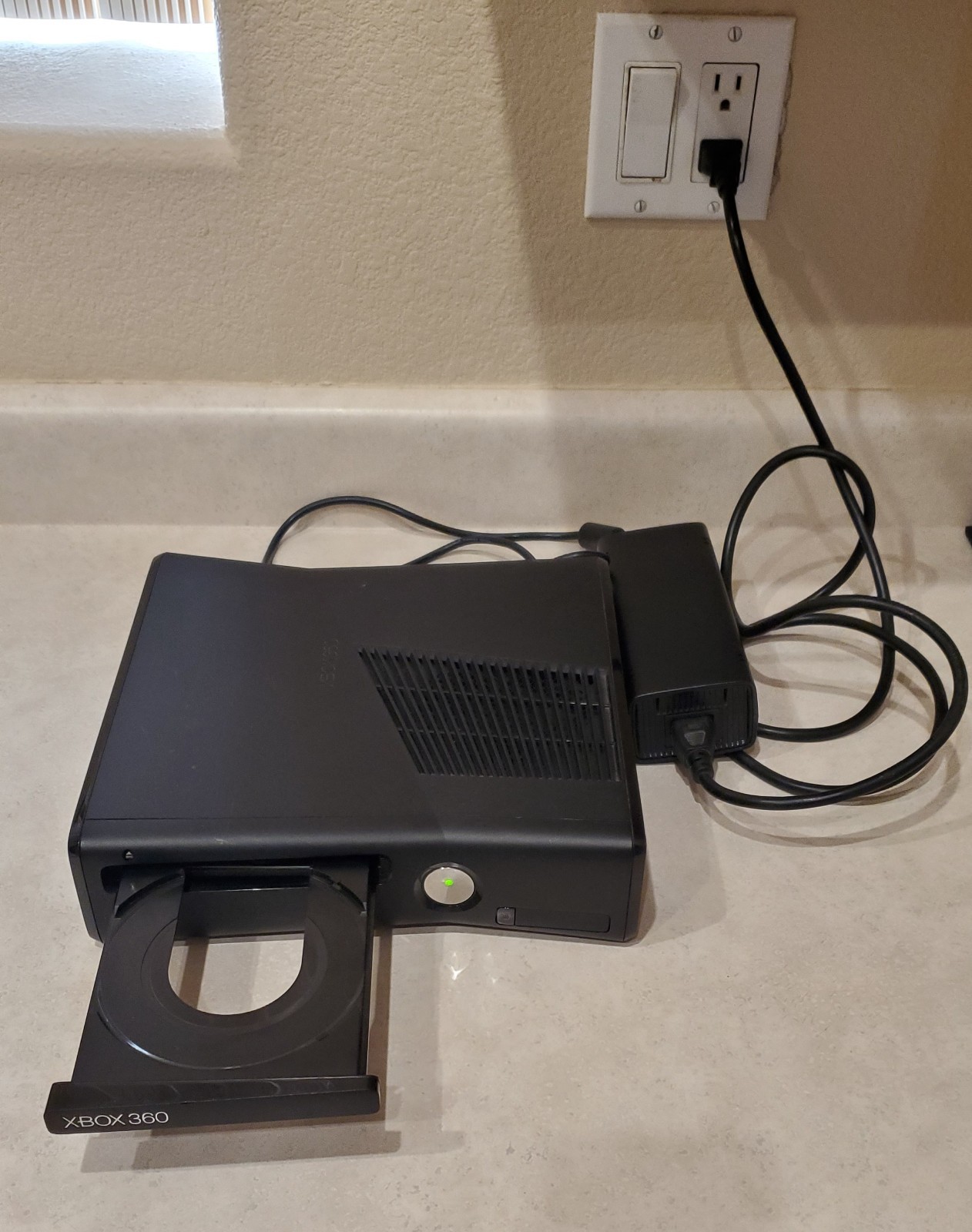 Microsoft Xbox 360 S 4GB Console – w/ Controllers (Tested/Working )