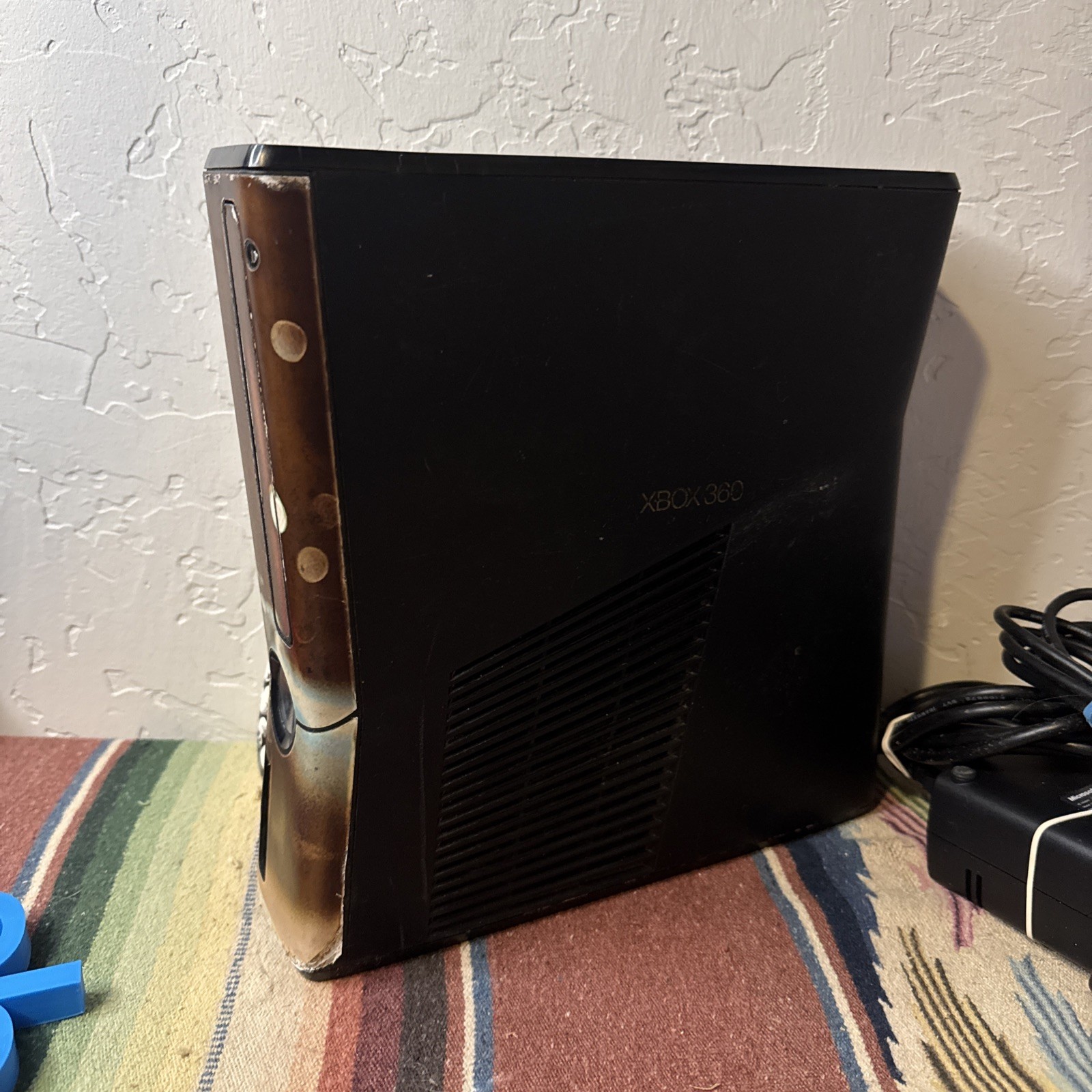 Microsoft Xbox 360 Slim 250GB Console Bundle – COS Black Ops Skin