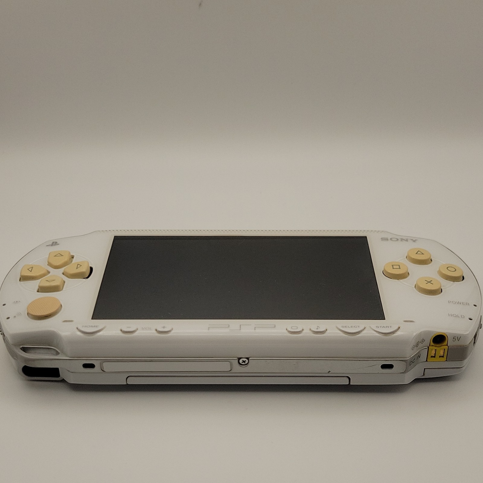 Sony PSP 1000 White Beige Handheld System Wi-Fi Capability CFW ready.