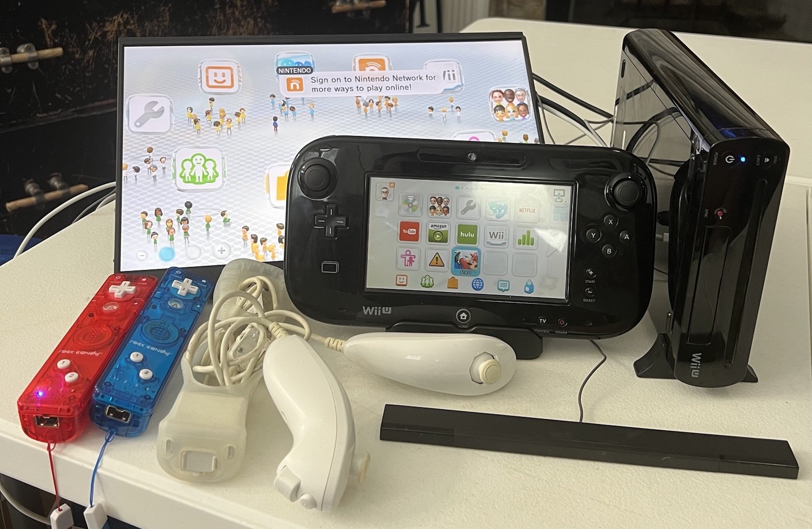 Nintendo Wii U 32GB Mario Kart 8 Pre-Installed Deluxe Bundle Console W/ Extras