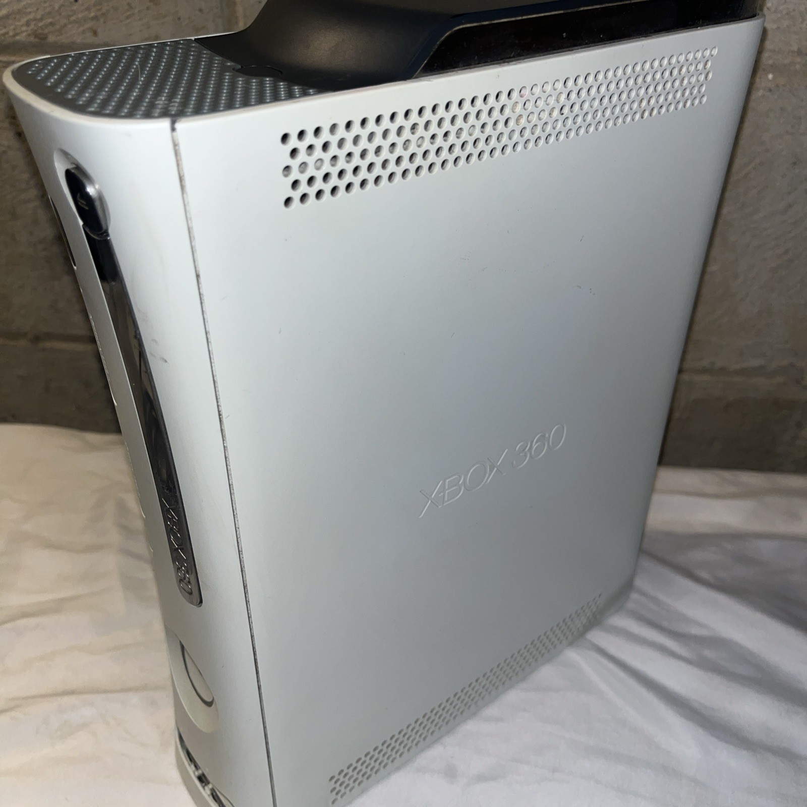 Microsoft Xbox 360 120GB White Bundle: 2 Controllers Wires Tested Factory Reset