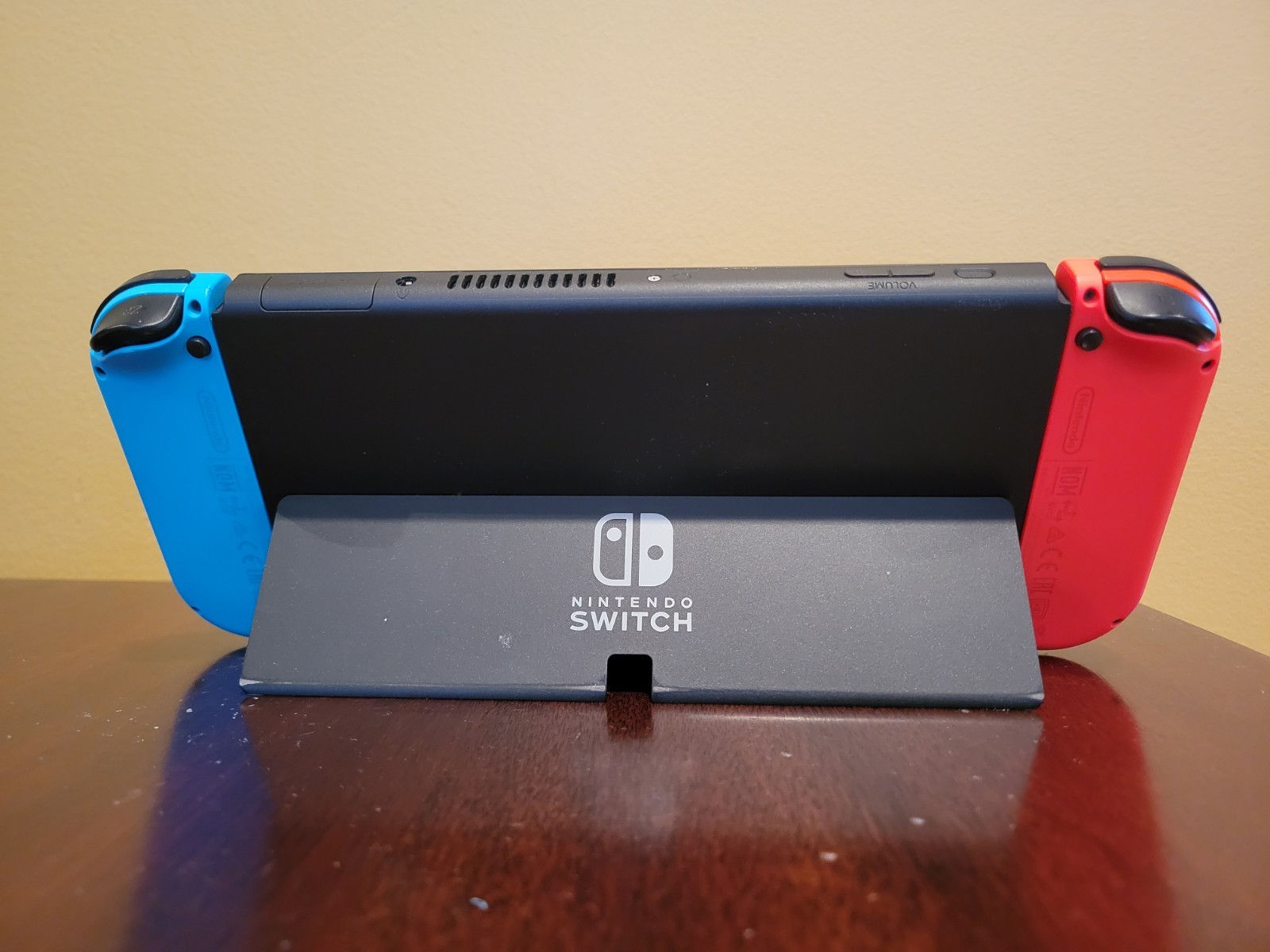 Nintendo Switch Oled (Neon) | Comes with Pokémon Shield!